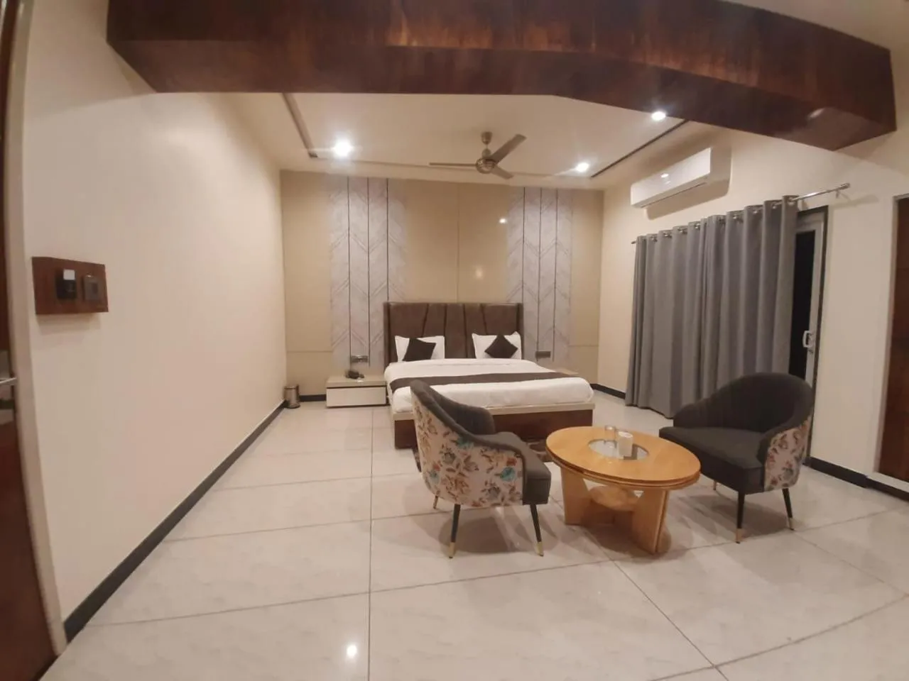 Bed in Hotel Jai Palace