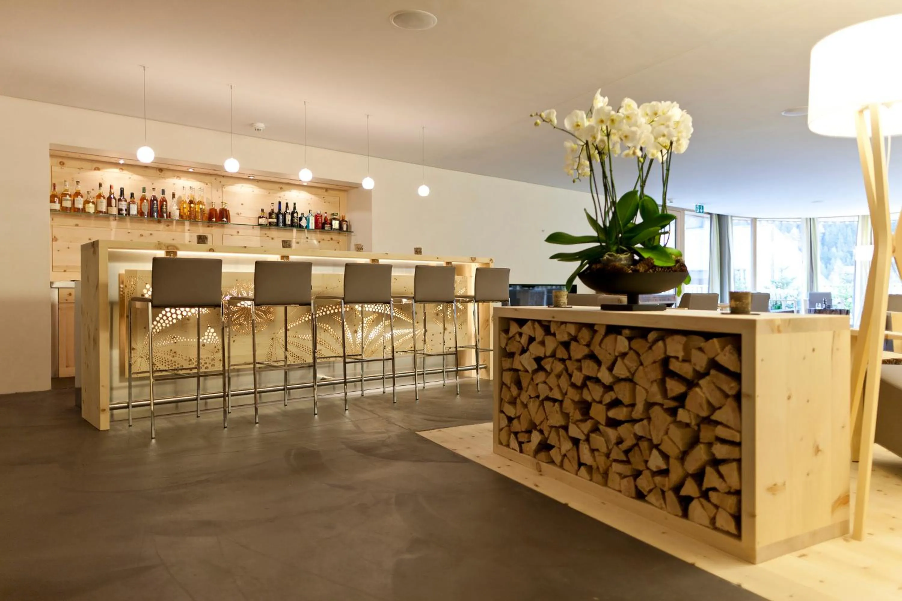 Lounge or bar in Relais & Châteaux IN LAIN Hotel Cadonau