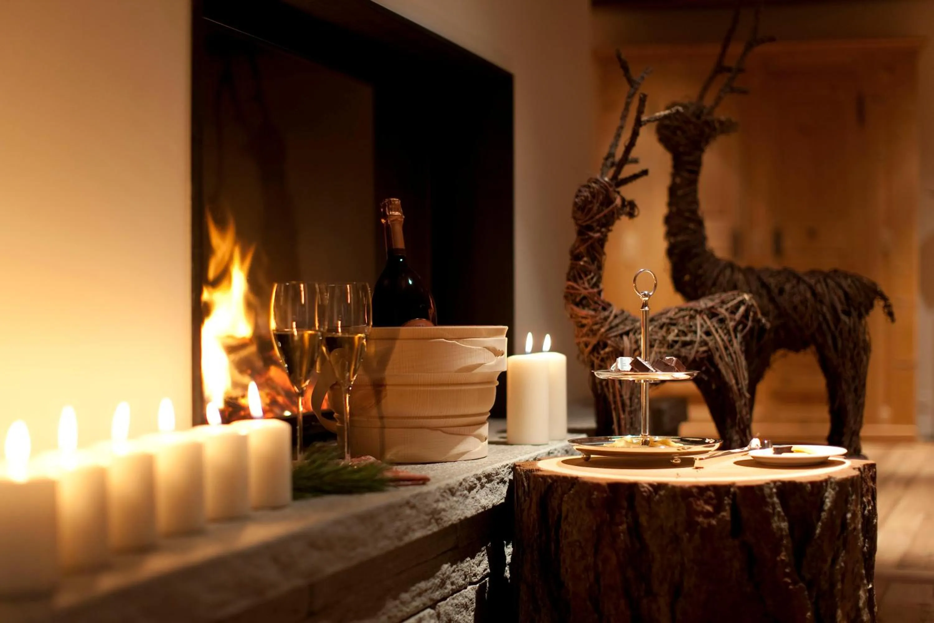 Lounge or bar in Relais & Châteaux IN LAIN Hotel Cadonau