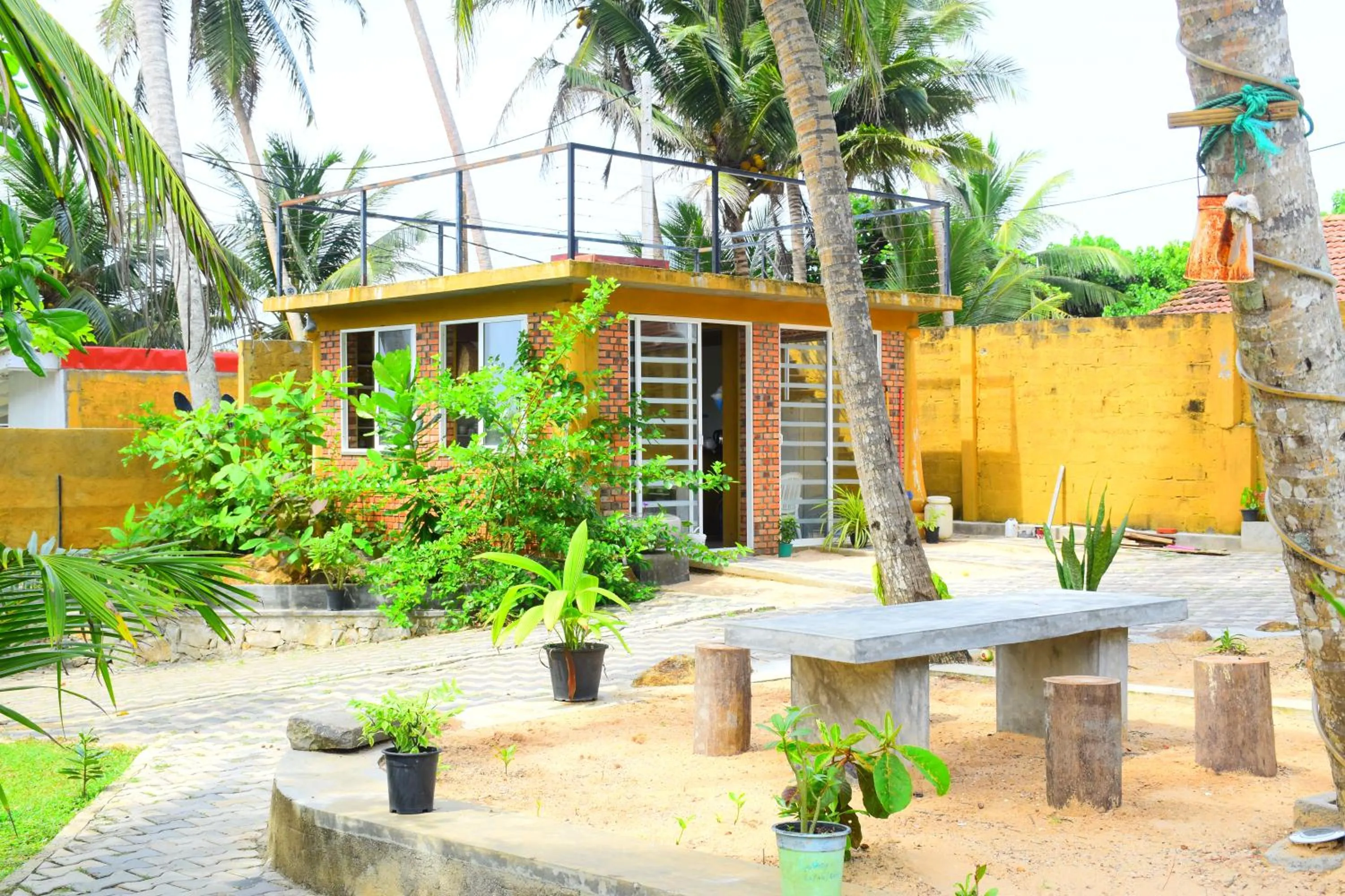 Communal kitchen in Ocean Caves, Balapitiya