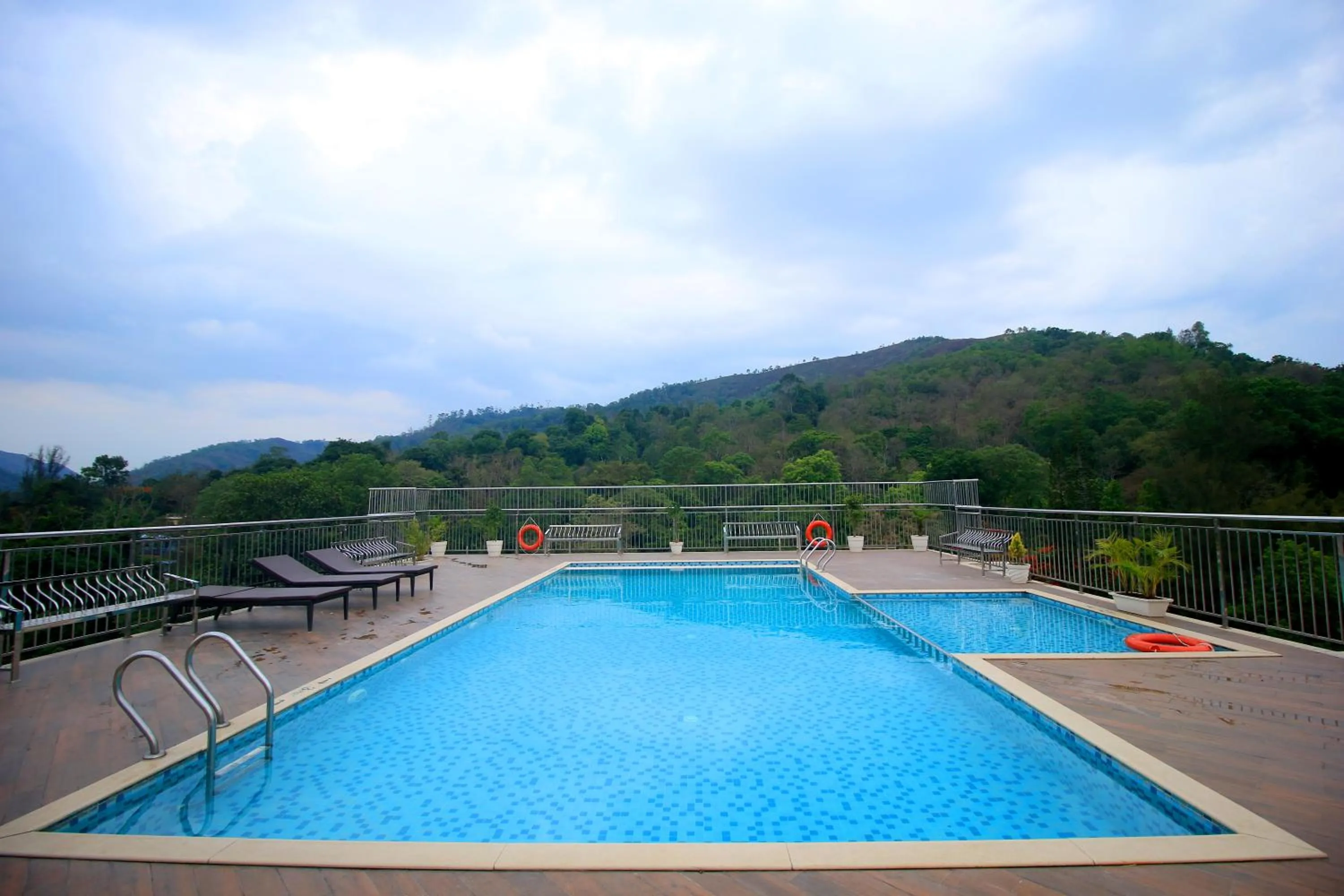 Swimming pool in Sterling Thekkady