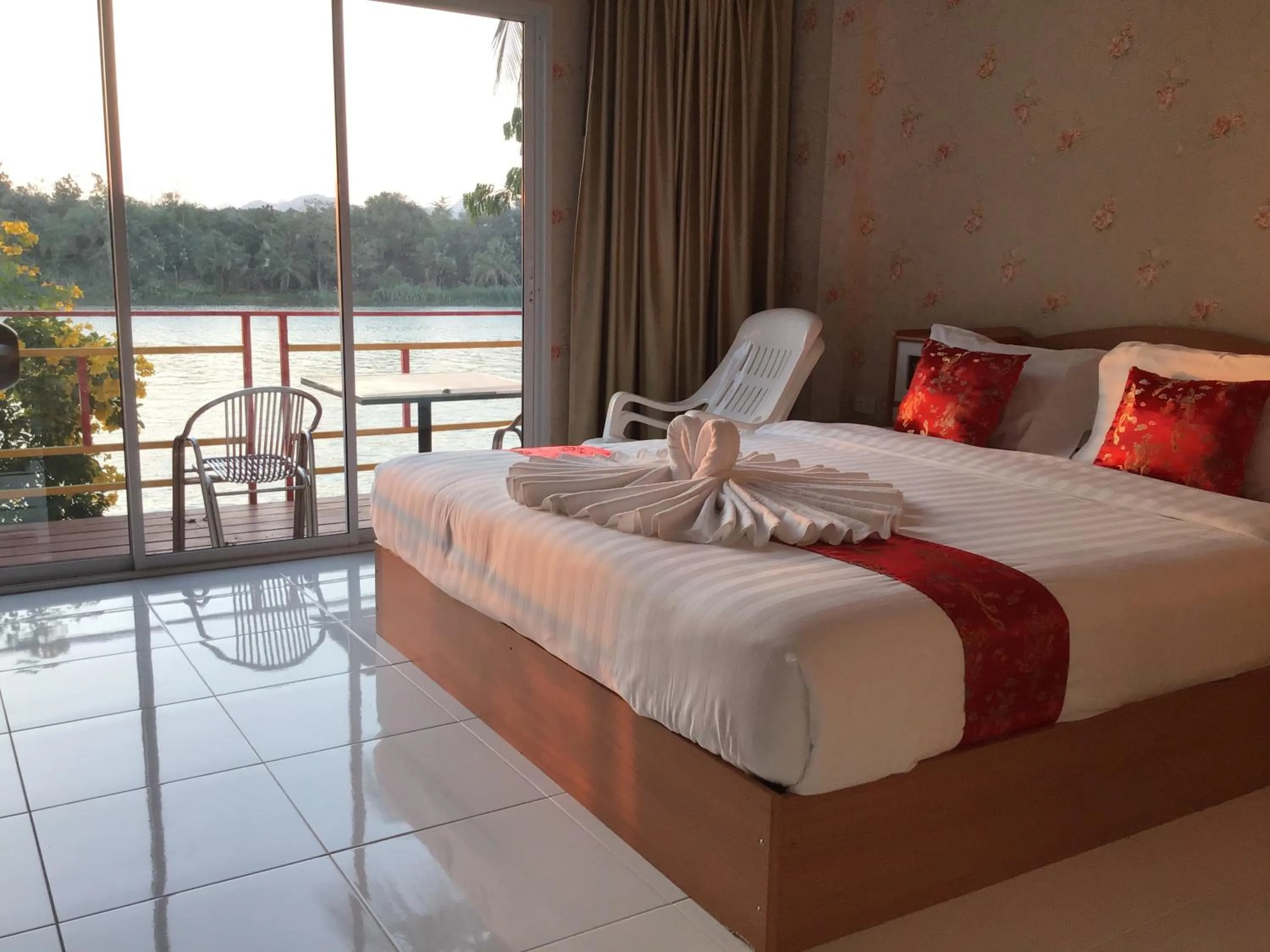 Photo of the whole room, Bed in Golden Dragon Kanchanaburi