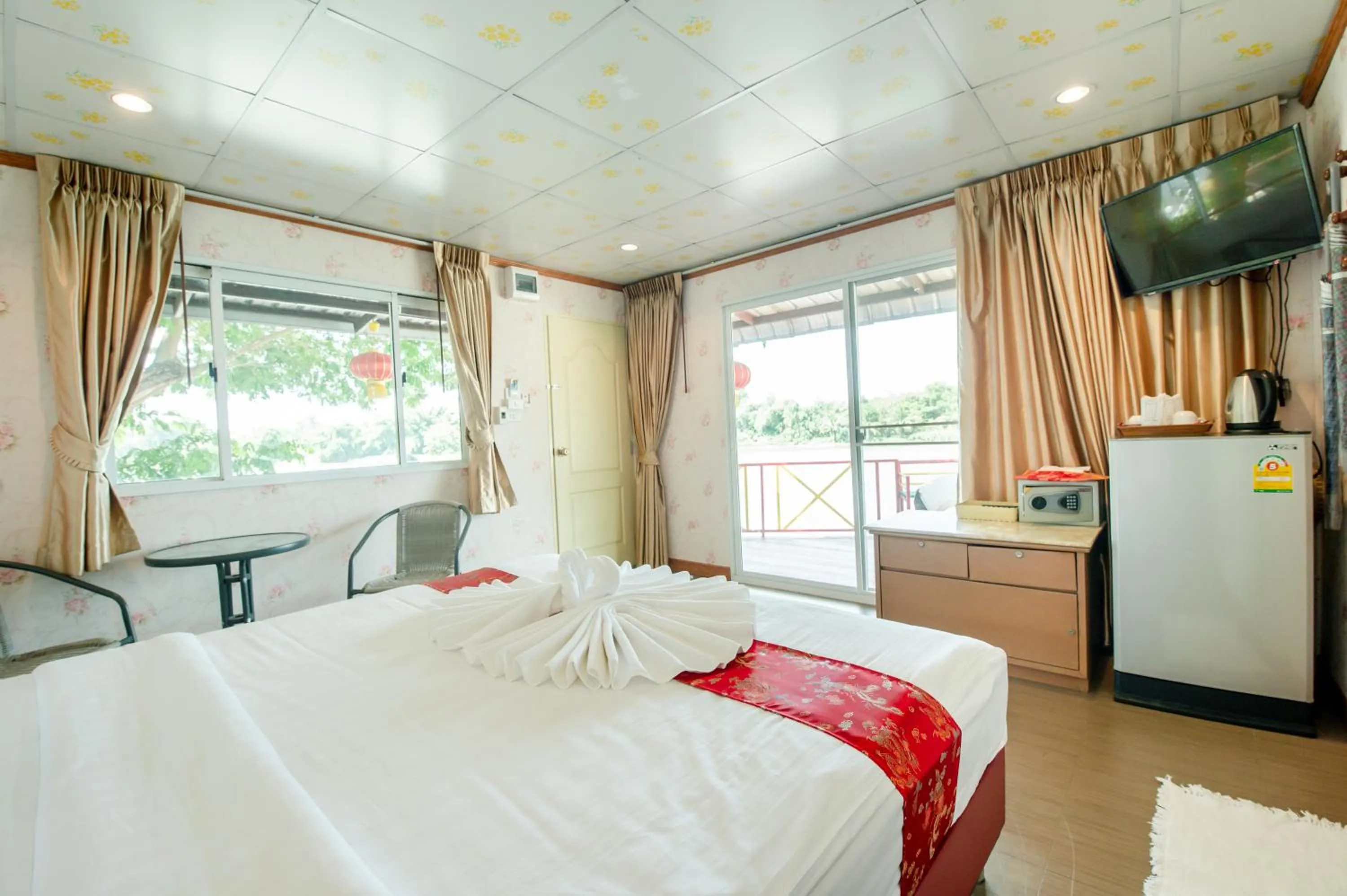 Photo of the whole room, Bed in Golden Dragon Kanchanaburi