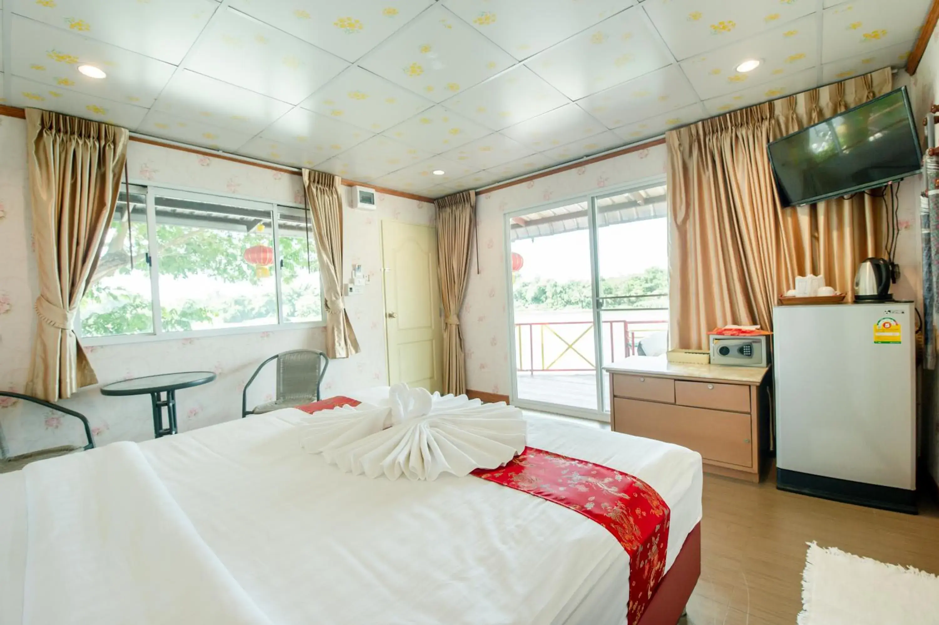 Deluxe Double Room with Balcony in Golden Dragon Kanchanaburi Deluxe Double Room with Balcony in Golden Dragon Kanchanaburi