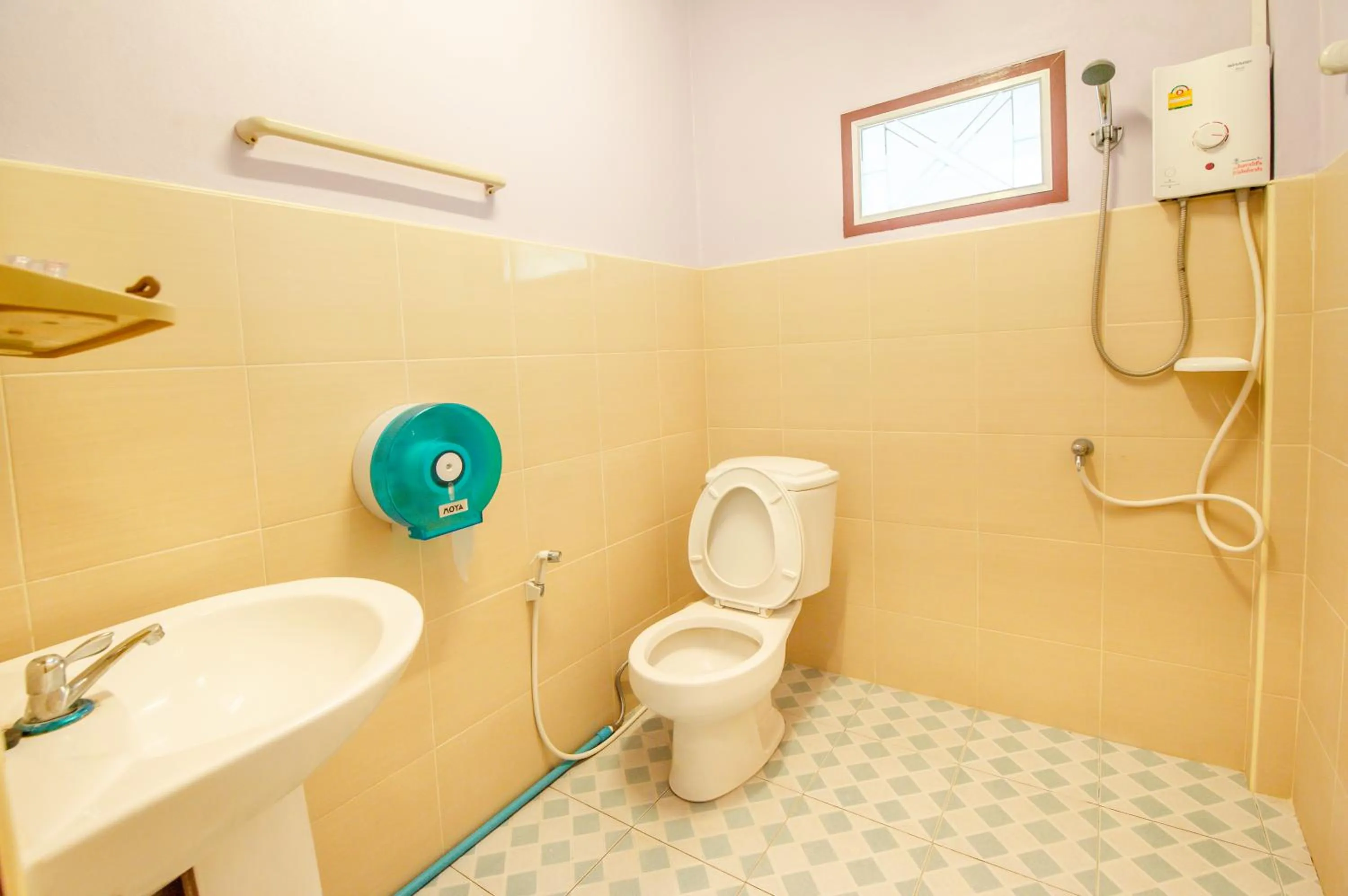 Shower in Golden Dragon Kanchanaburi