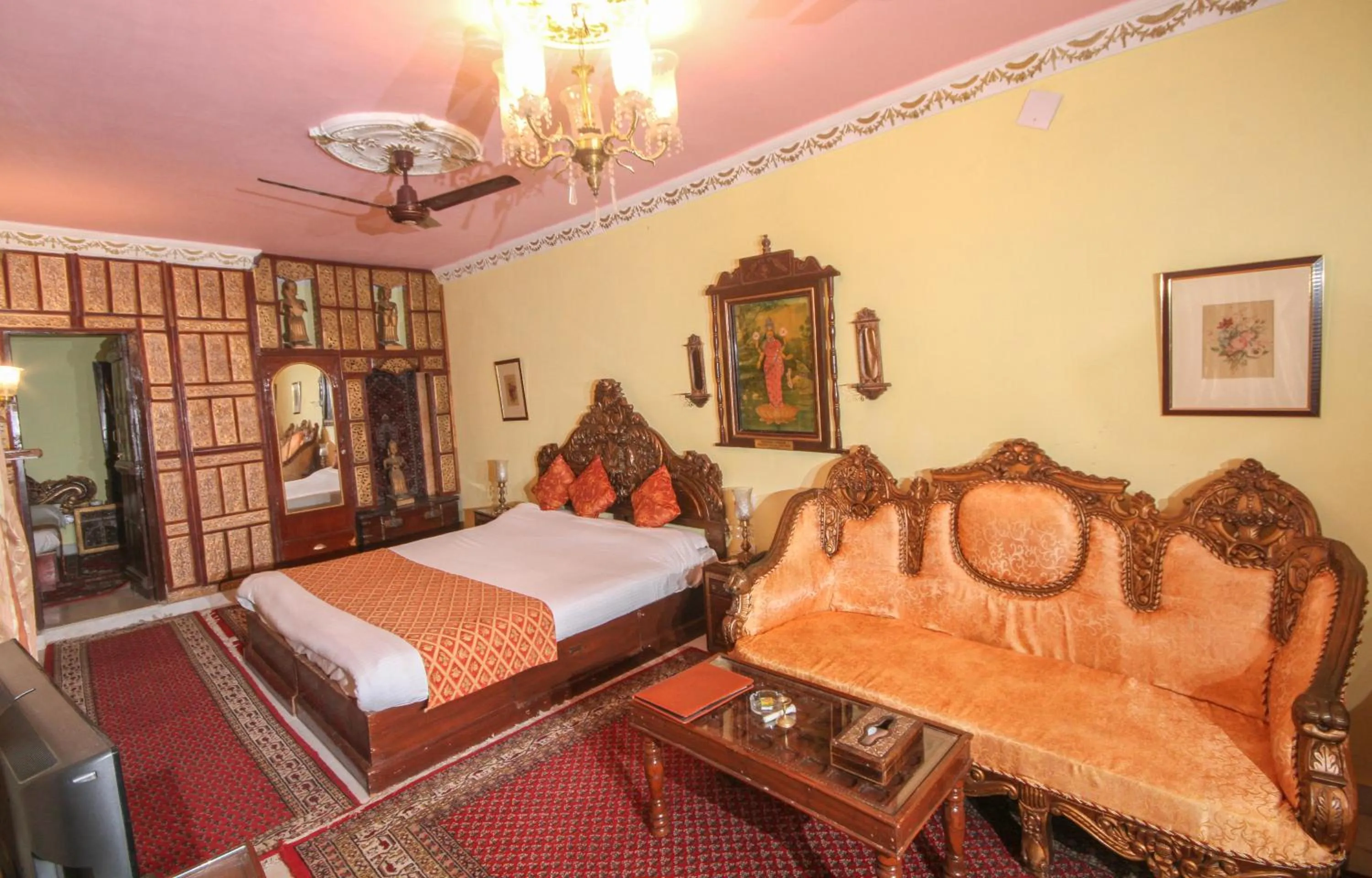Bed in WelcomHeritage Grace Hotel