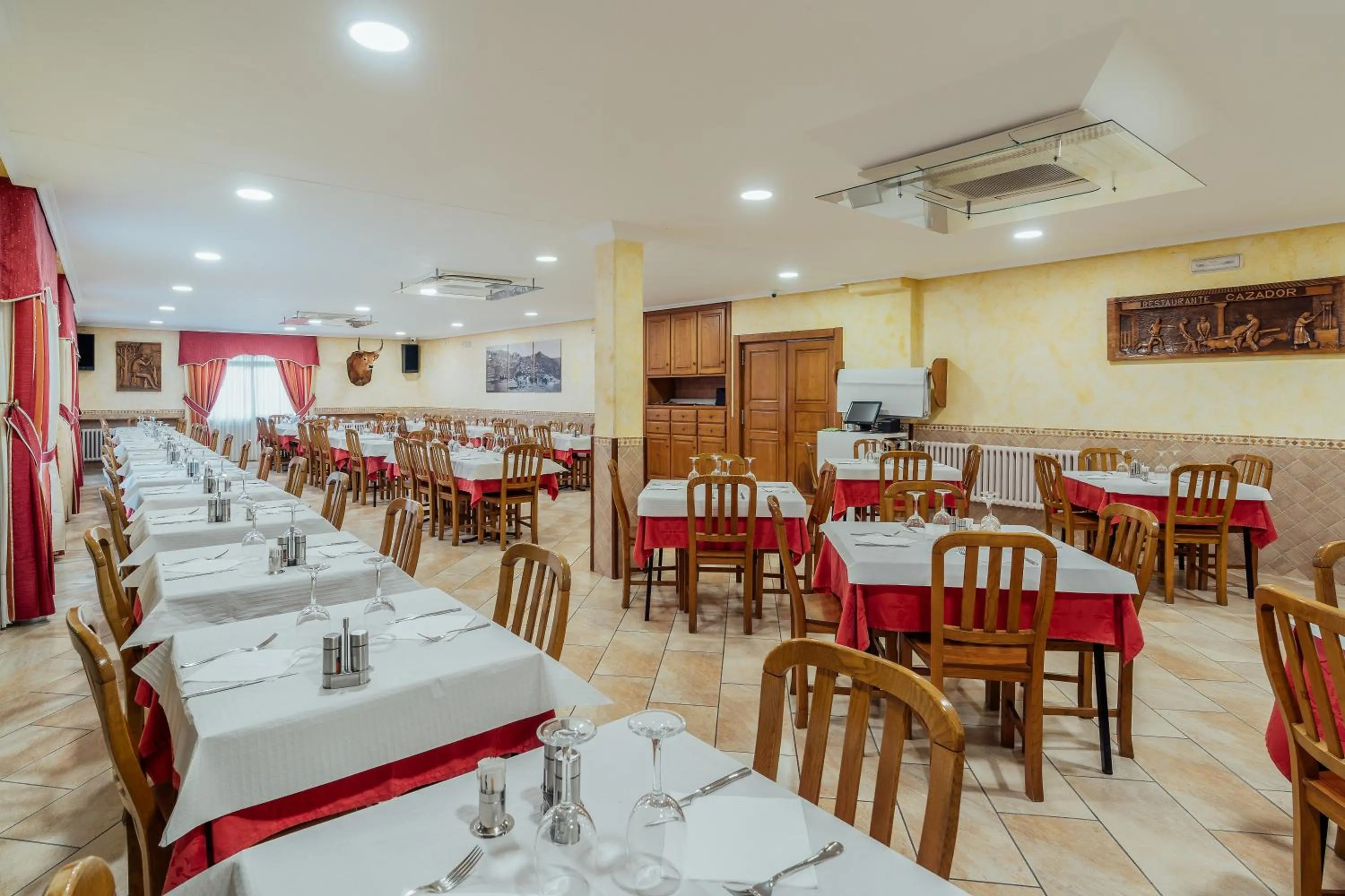 Restaurant/places to eat in Hotel Restaurante Cazador
