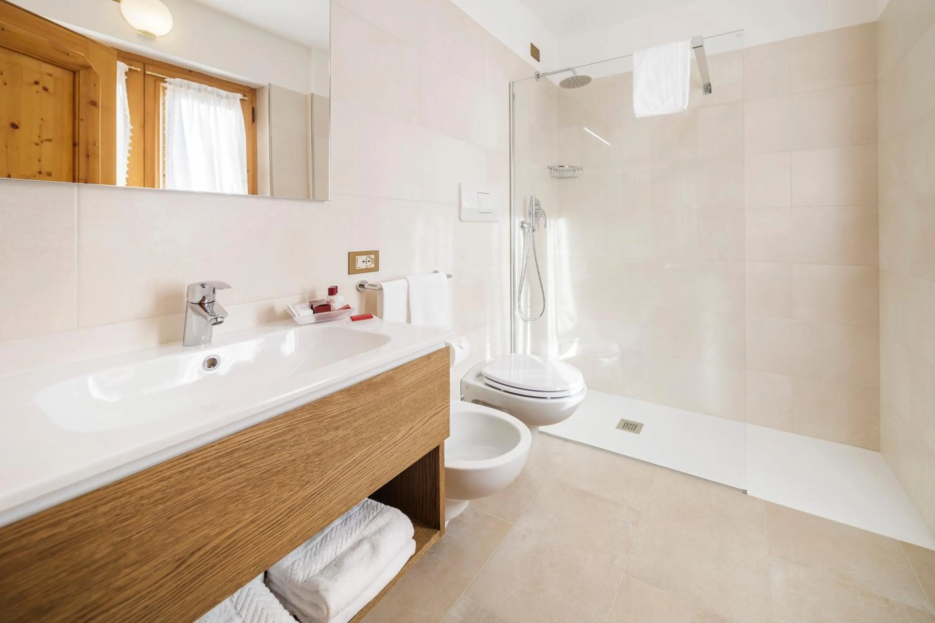 Bathroom, Bed in Hotel Natale