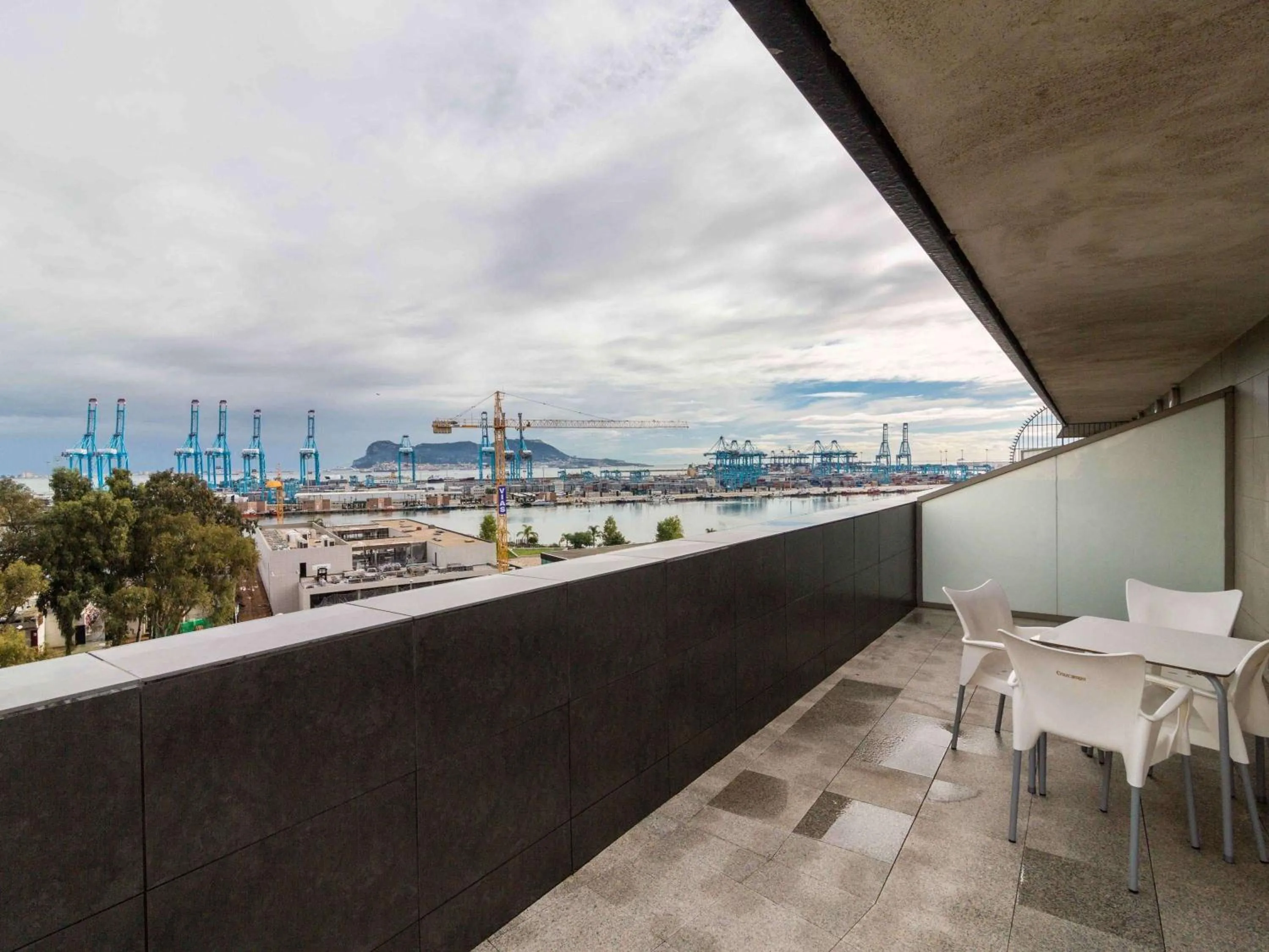 Photo of the whole room in Suittes Hotel