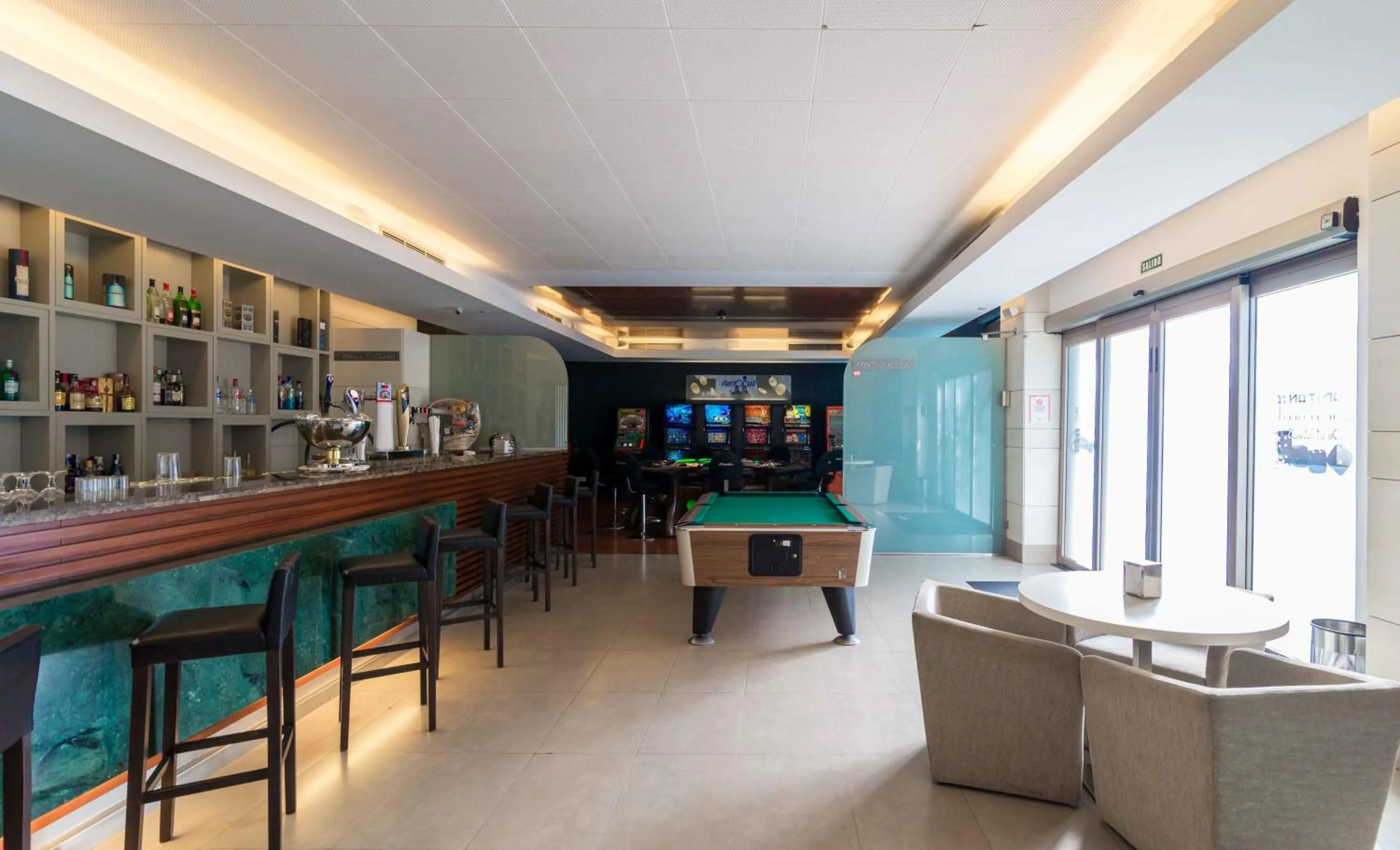 Lounge or bar in Mercure Algeciras
