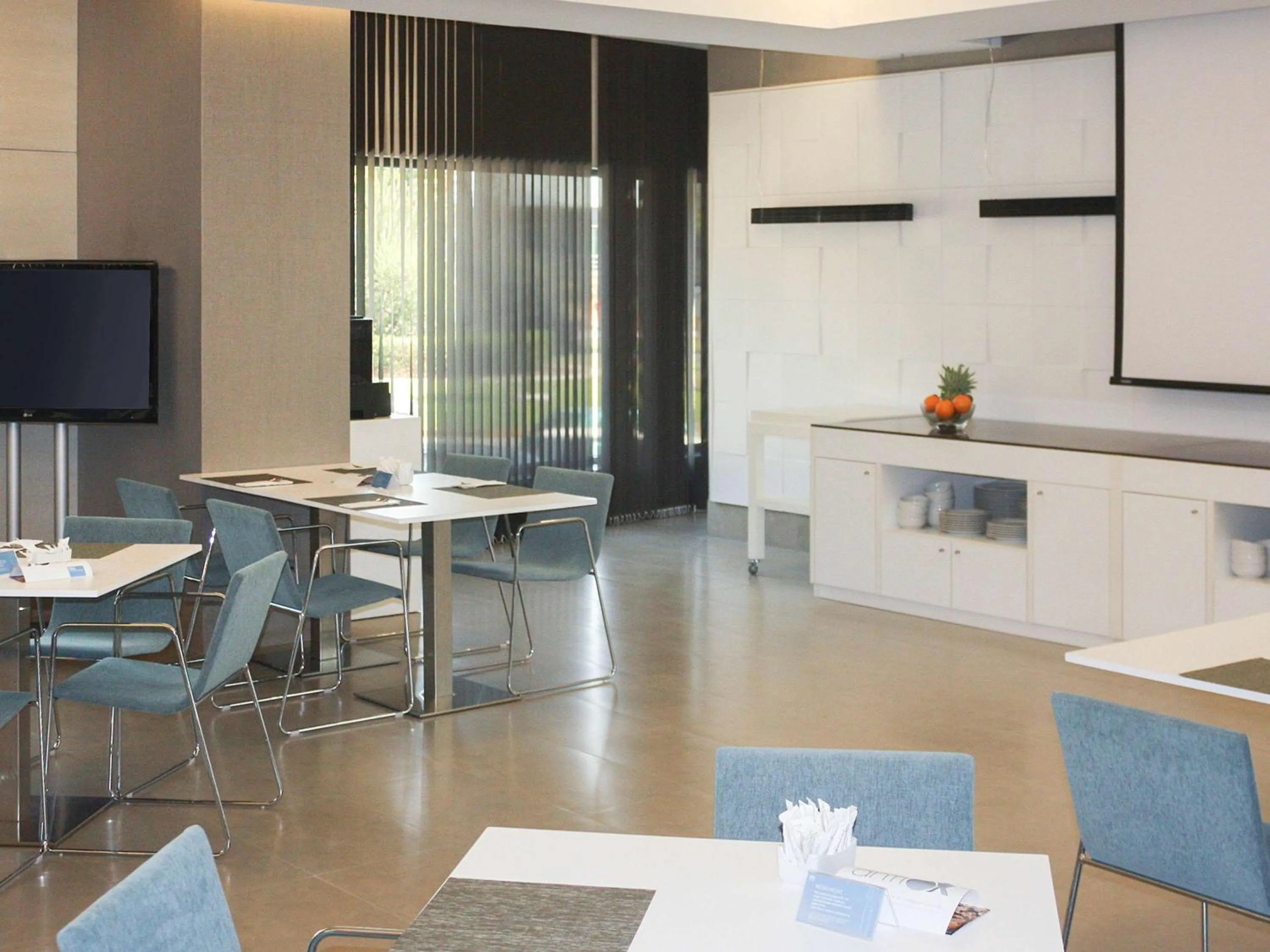 Restaurant/places to eat in Suittes Hotel