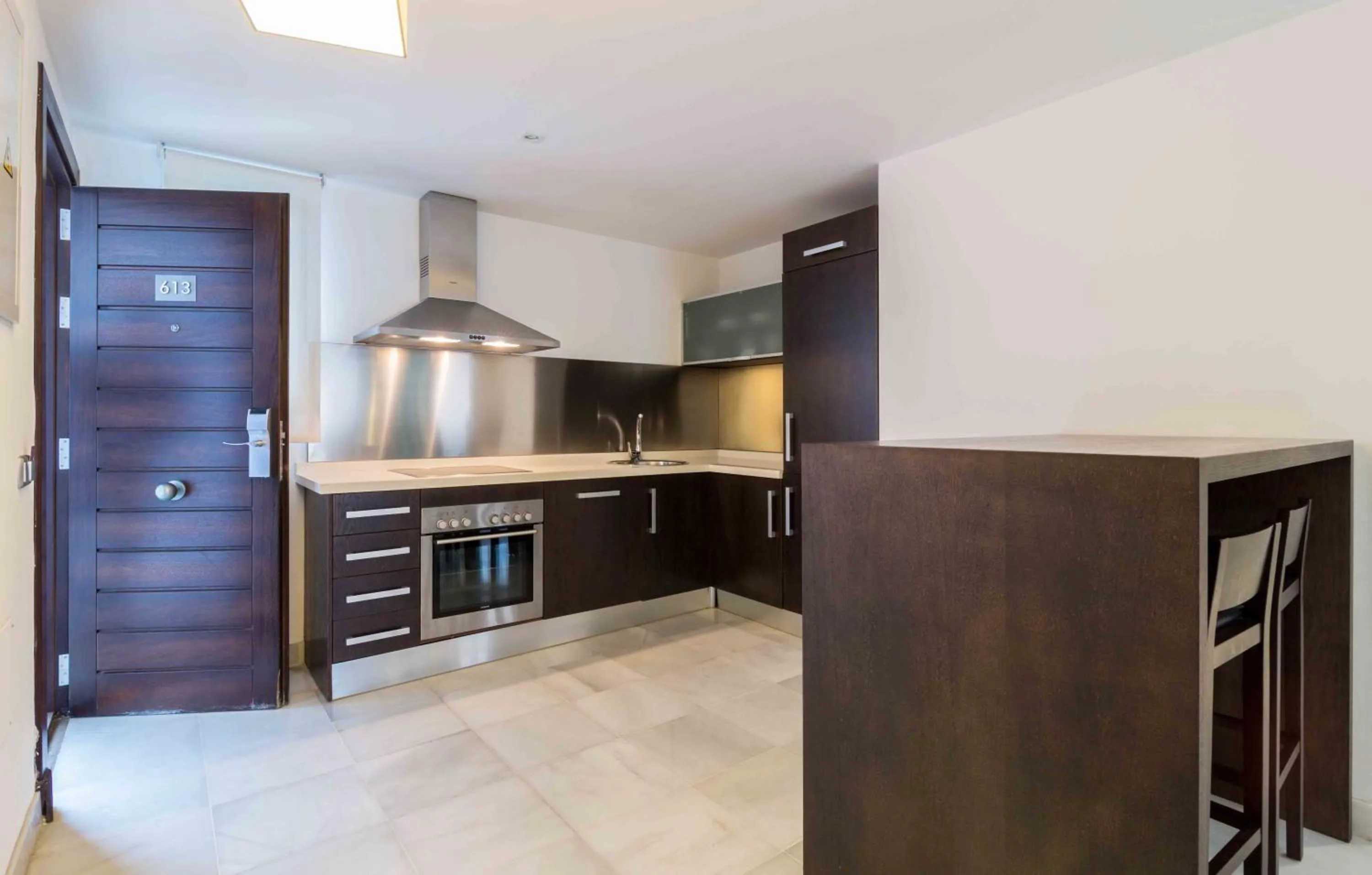 Kitchen or kitchenette in Suittes Hotel