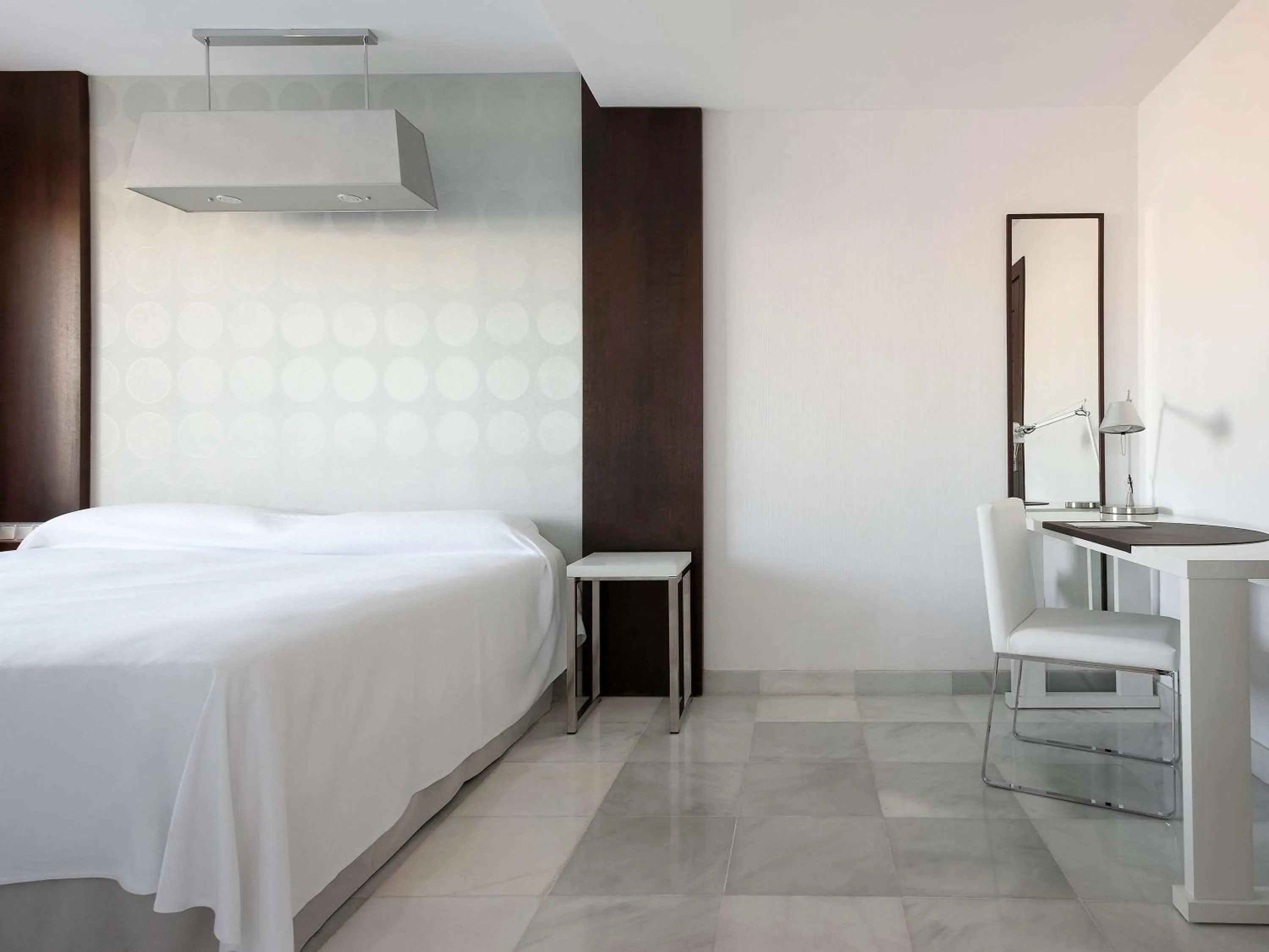 Photo of the whole room, Bed in Suittes Hotel