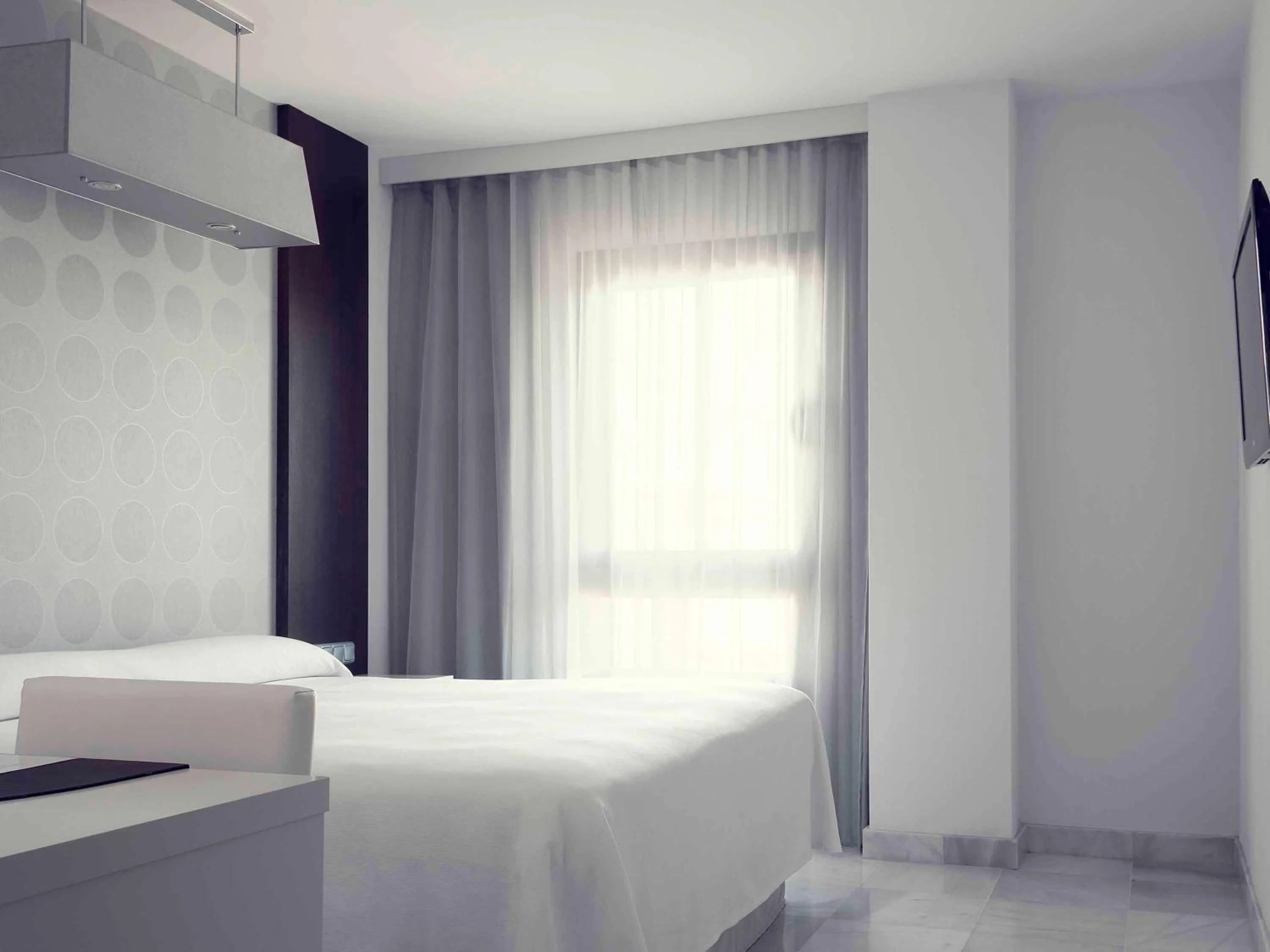 Photo of the whole room, Bed in Suittes Hotel