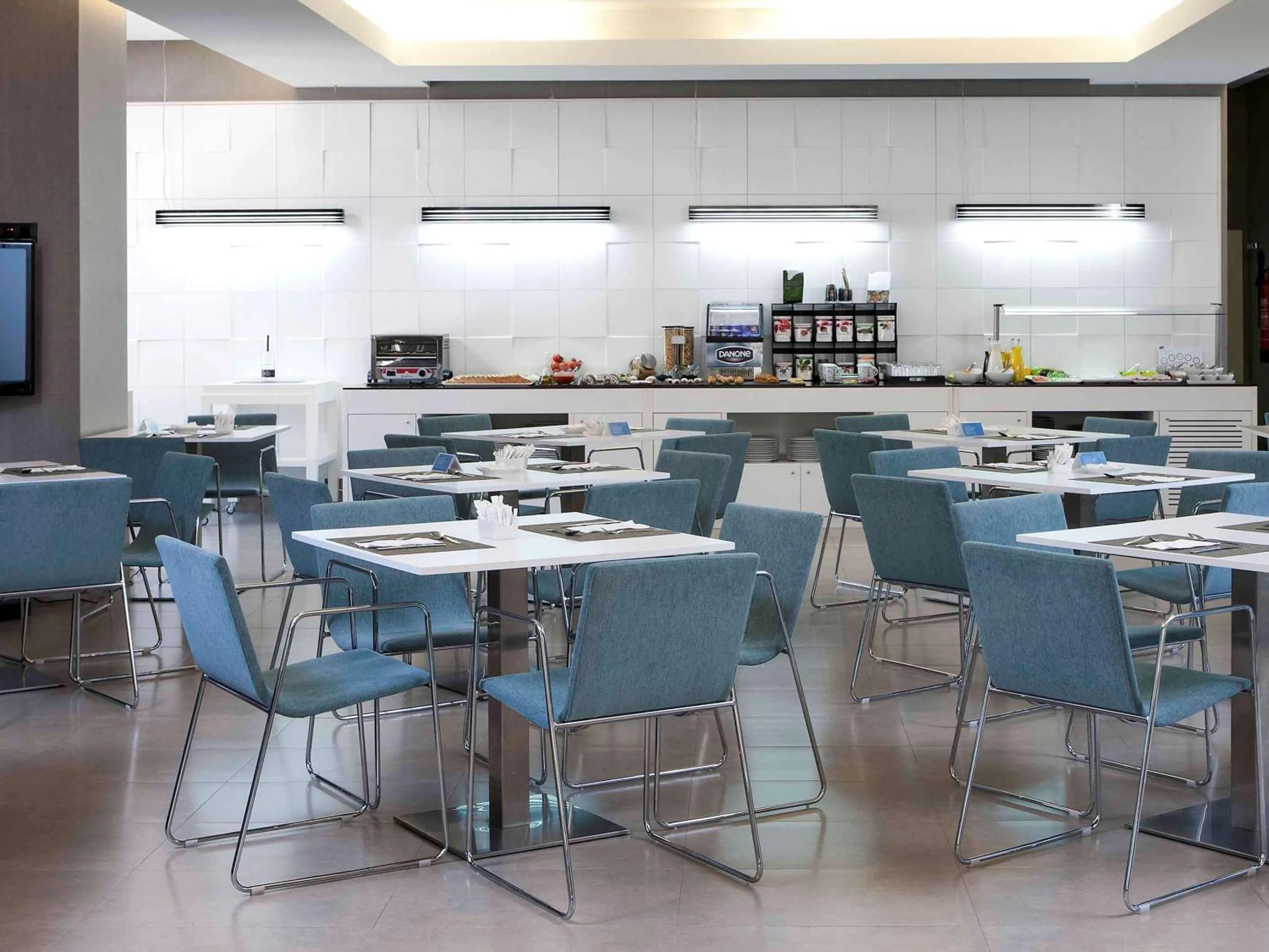 Restaurant/places to eat in Suittes Hotel