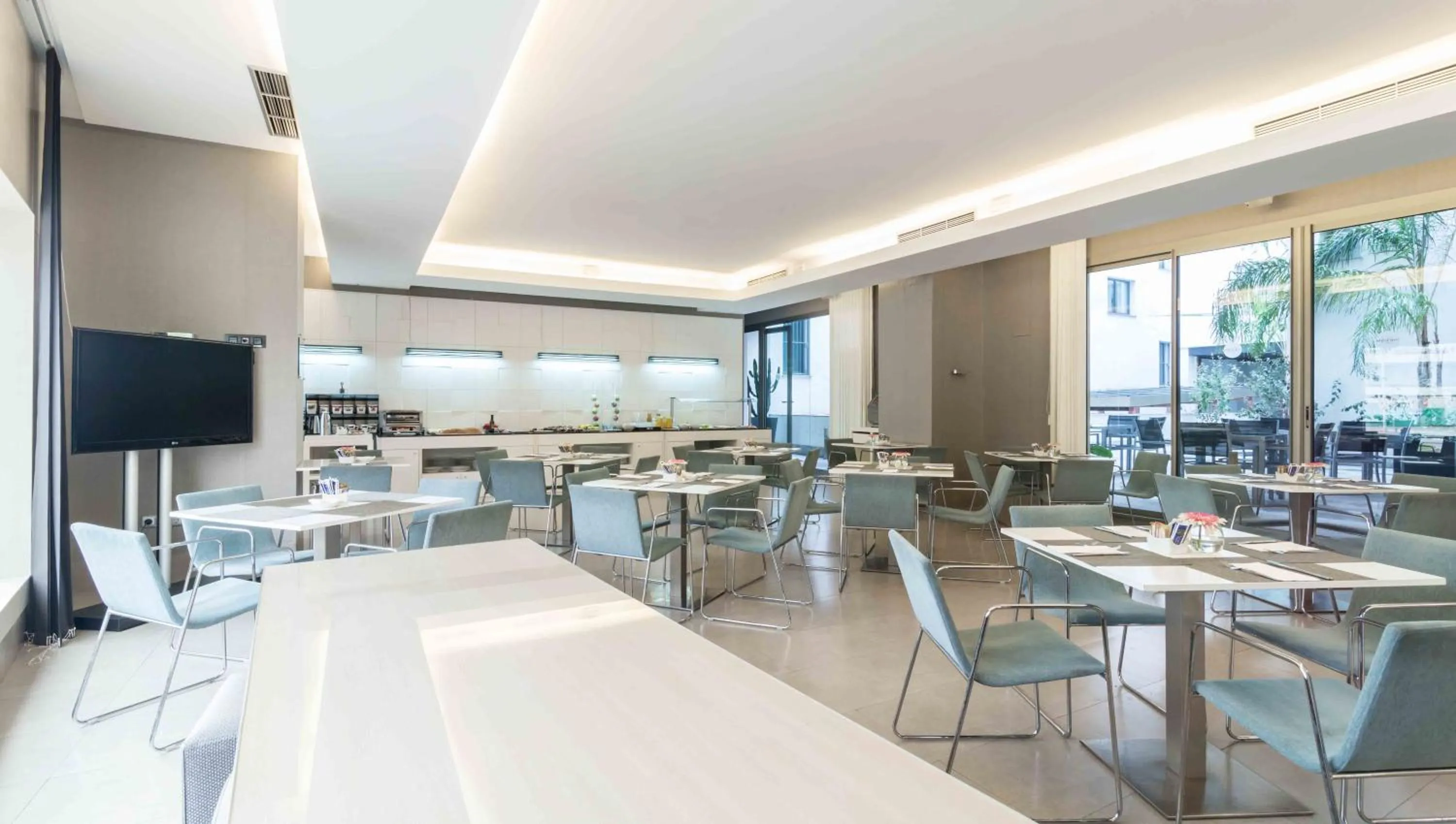 Dining area in Suittes Hotel