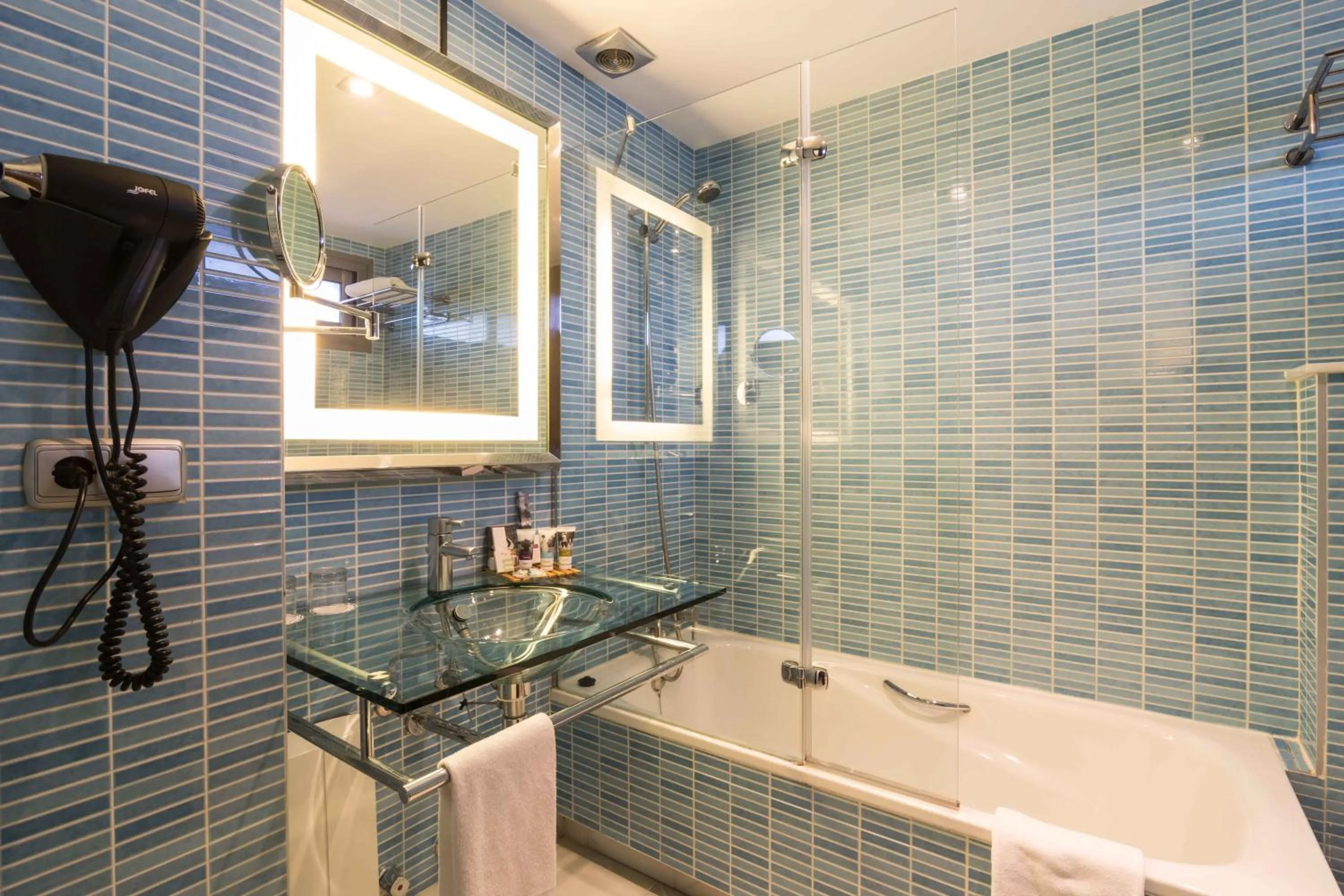 Bathroom in Suittes Hotel