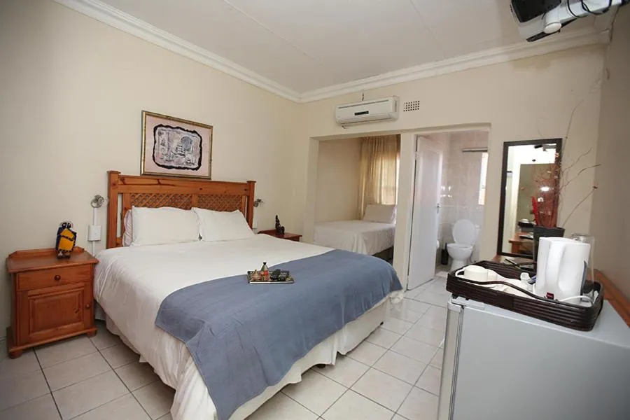 Photo of the whole room, Bed in Legae La Tshepo