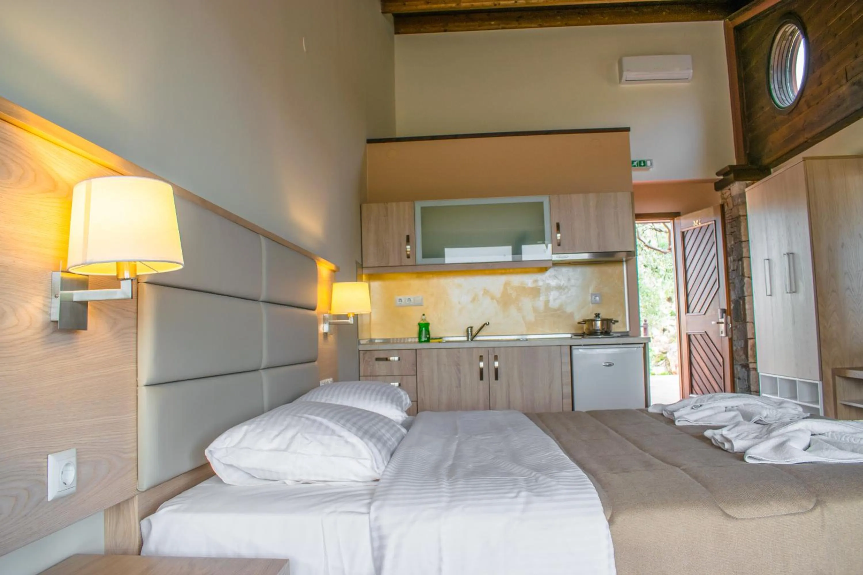 Photo of the whole room, Bed in Kallisti Hotel