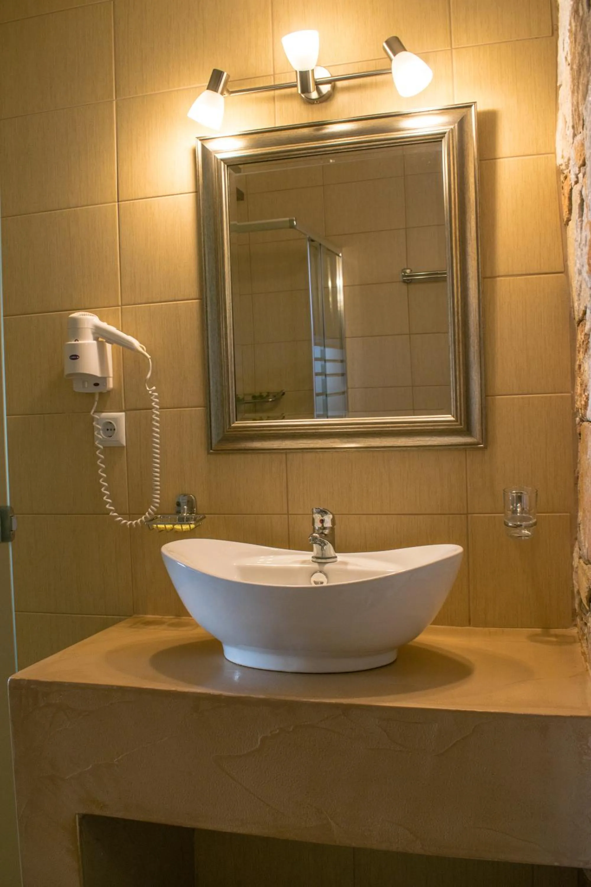 Bathroom in Kallisti Hotel