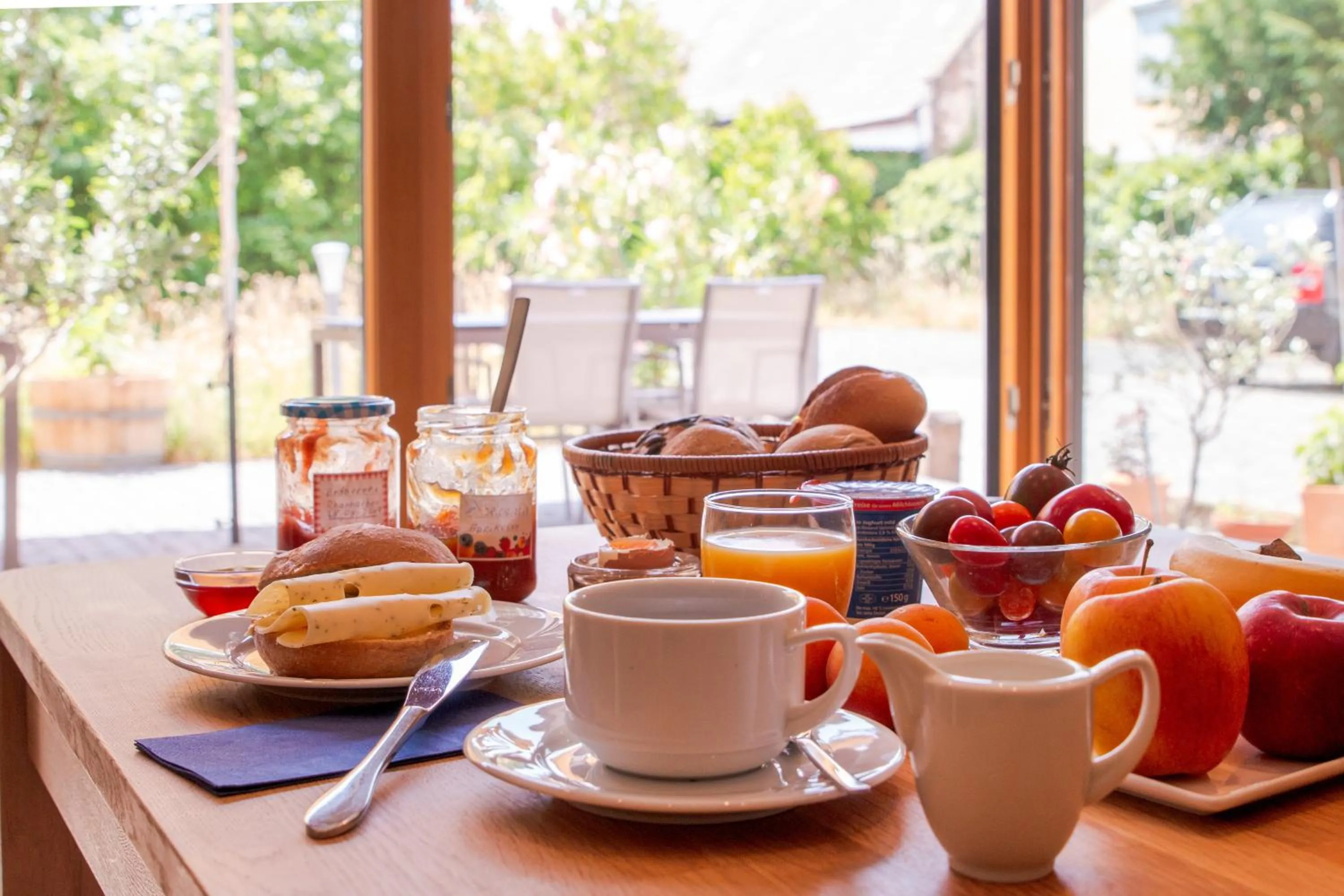 Breakfast in Gästezimmer im Weingut Wolf
