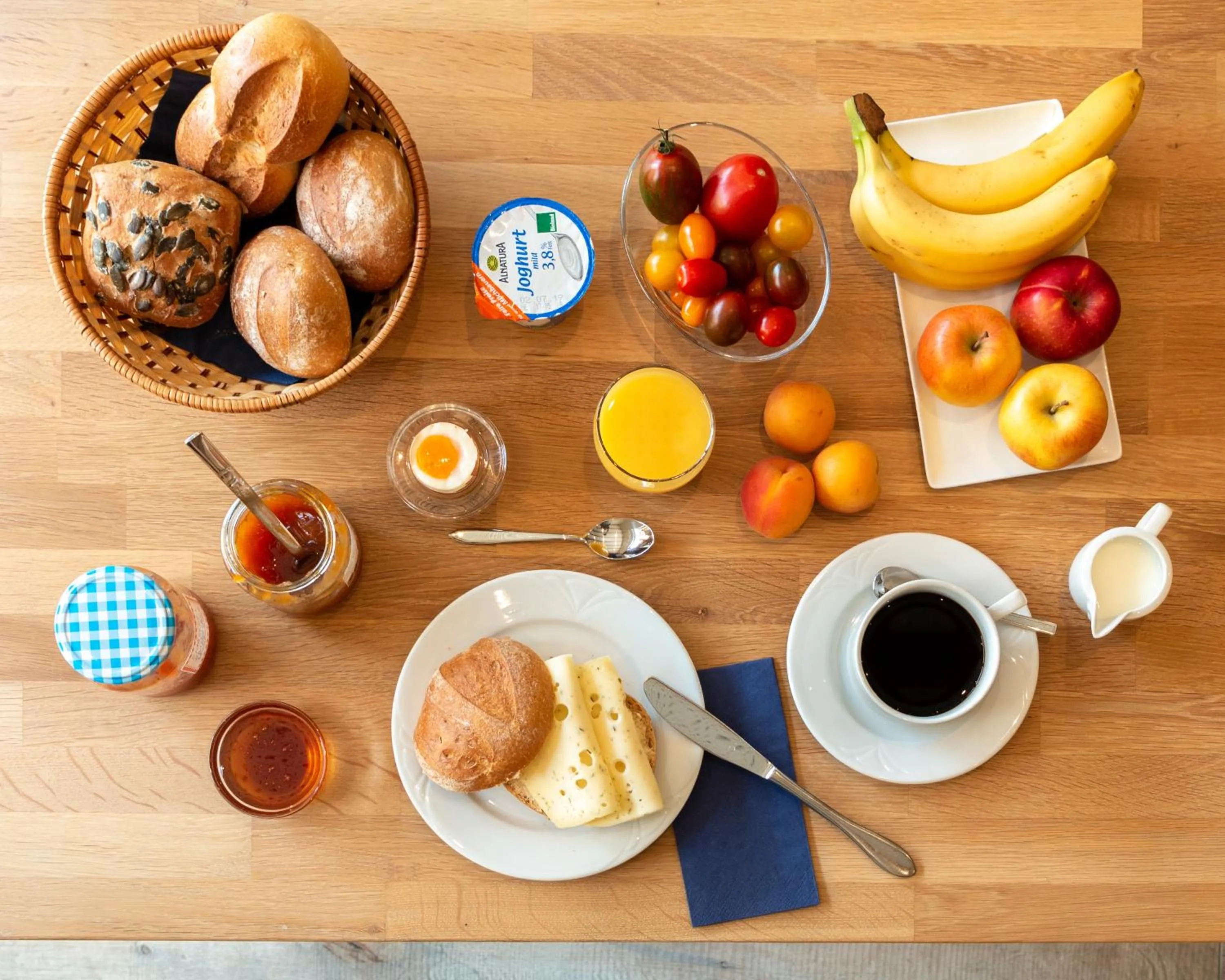 Food and drinks in Gästezimmer im Weingut Wolf