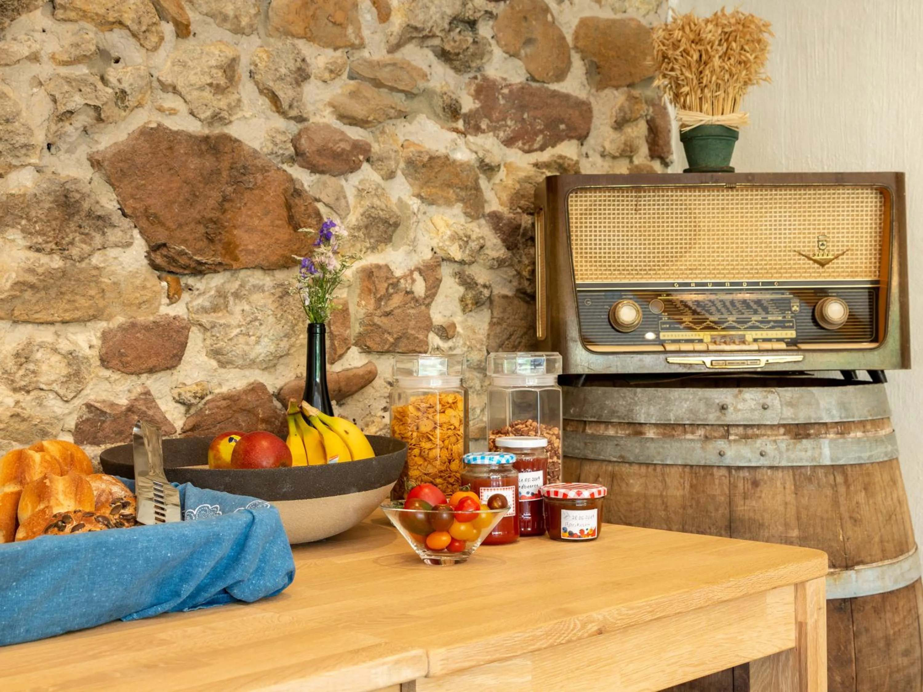 Food and drinks in Gästezimmer im Weingut Wolf