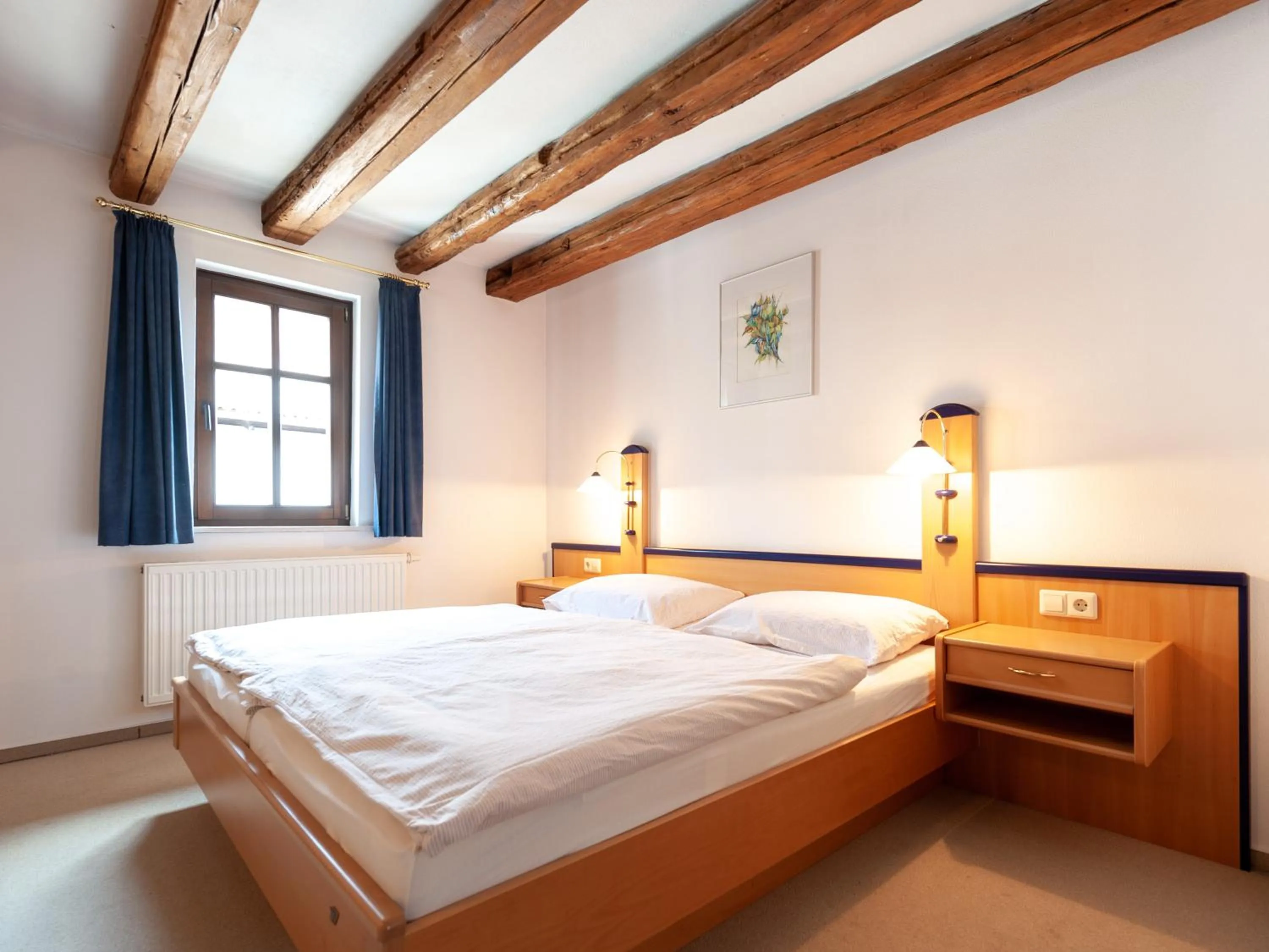 Bed in Gästezimmer im Weingut Wolf