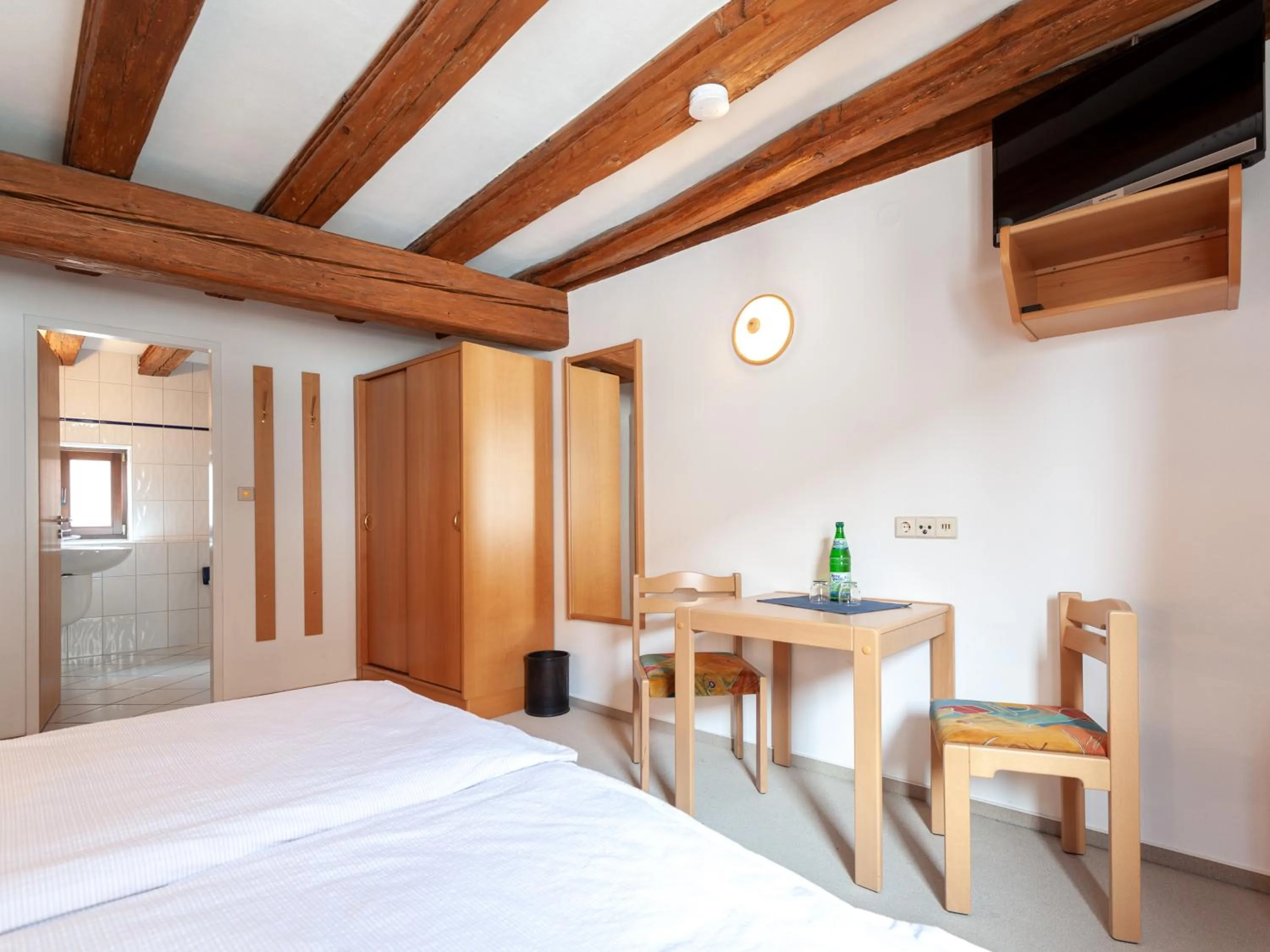 Bed in Gästezimmer im Weingut Wolf