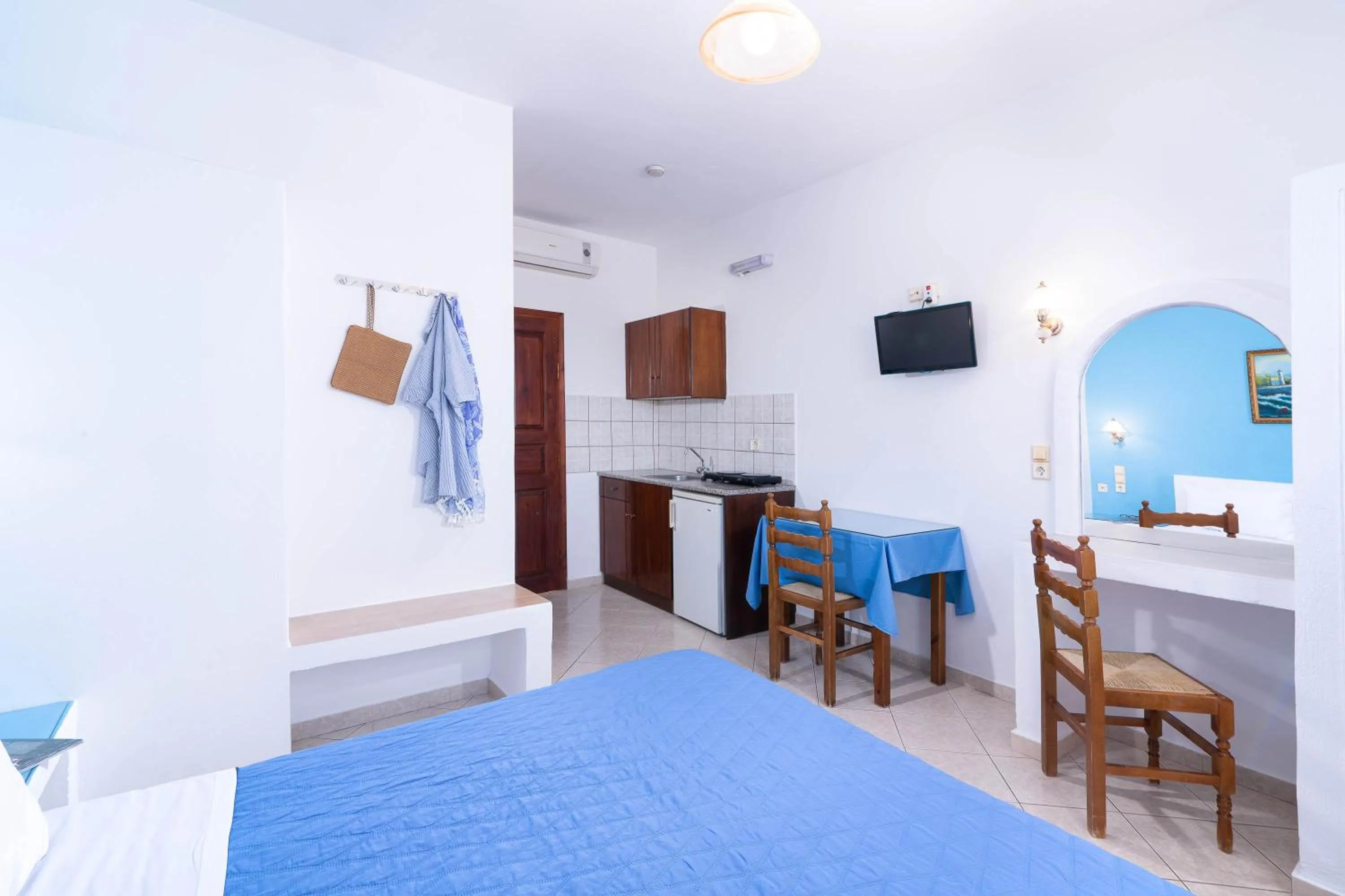 Photo of the whole room, Bed in Mandilaria Studios