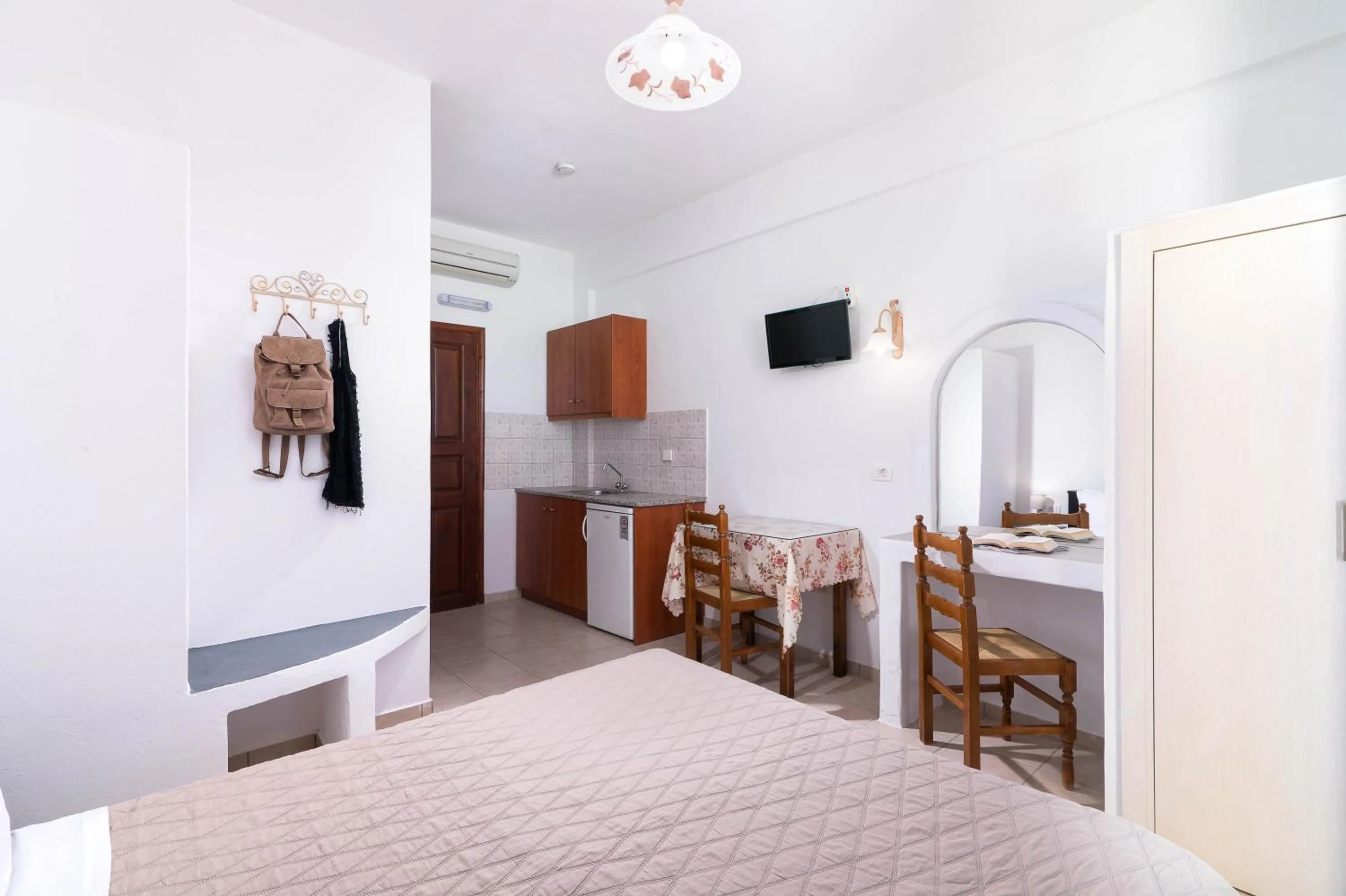 Photo of the whole room, Bed in Mandilaria Studios