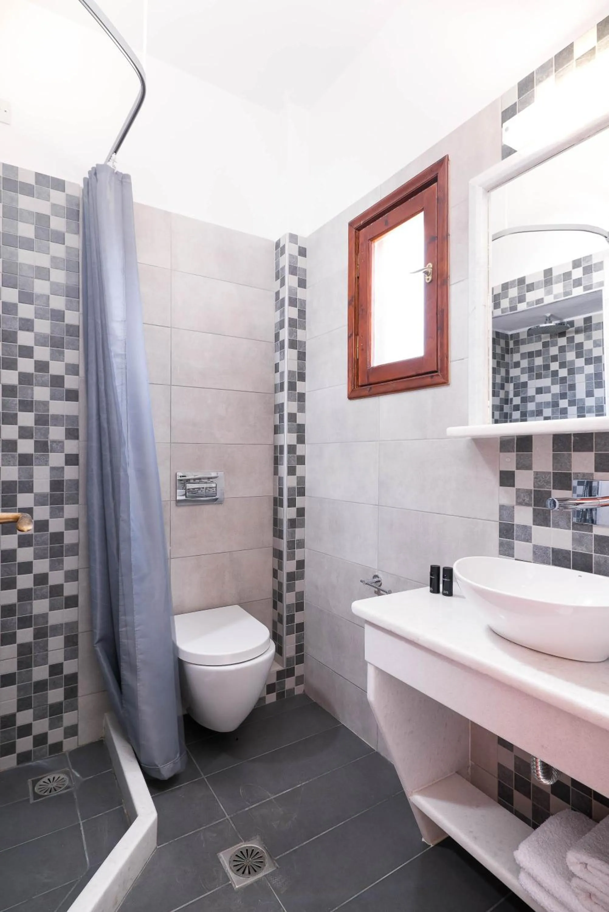 Bathroom in Mandilaria Studios