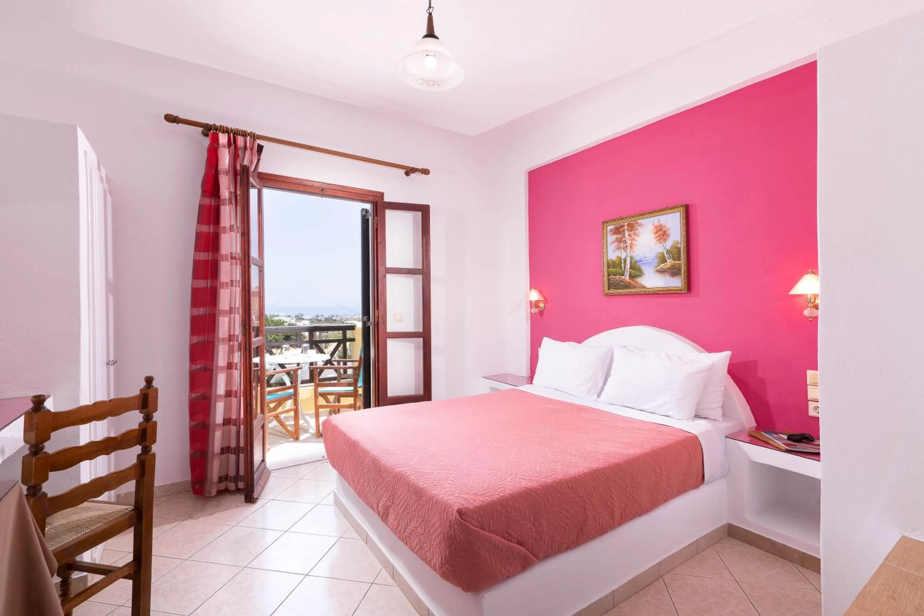 Photo of the whole room, Bed in Mandilaria Studios