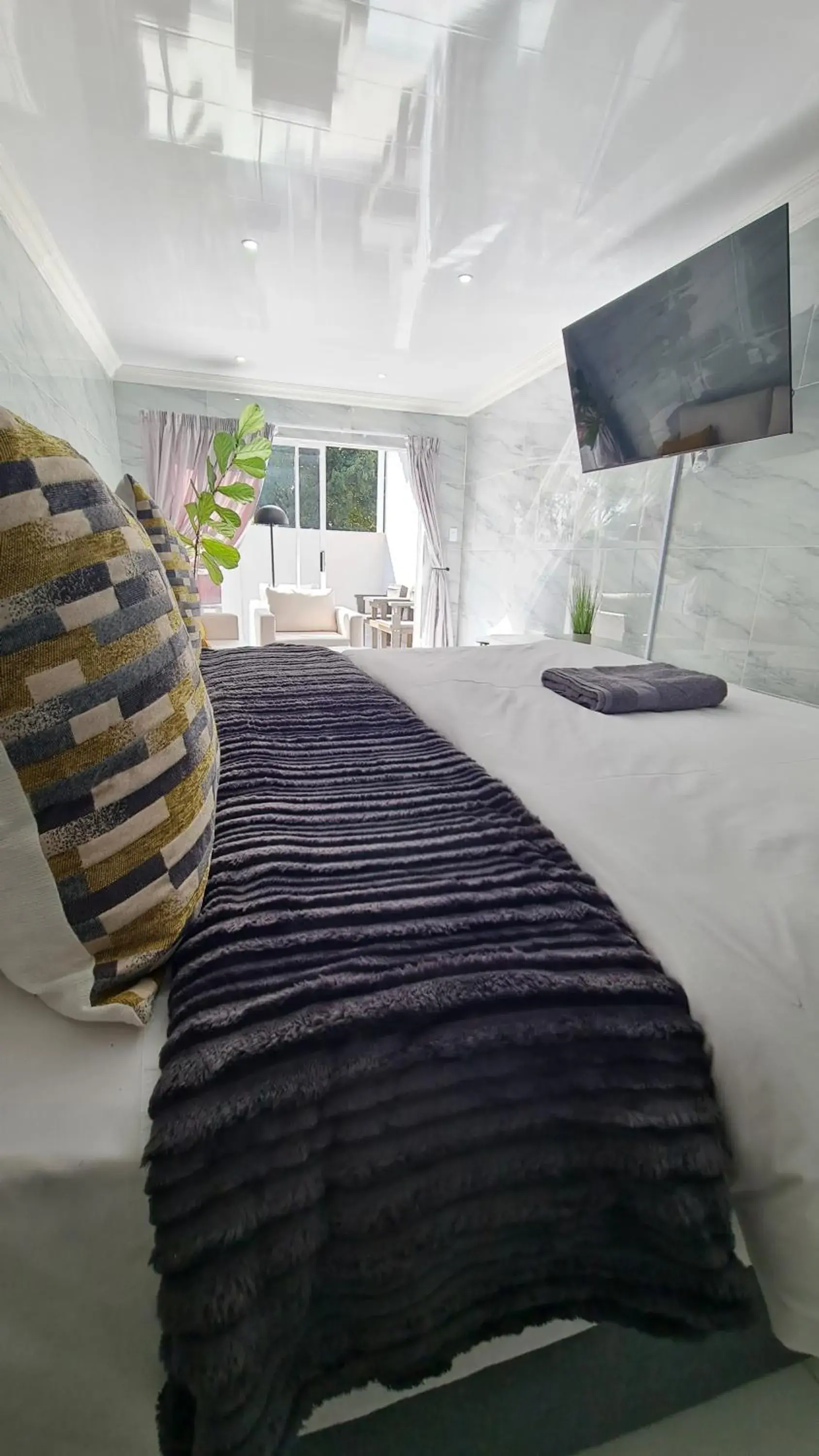 Honeymoon King Room - single occupancy in Lion Lodge Honeymoon King Room - single occupancy in Lion Lodge