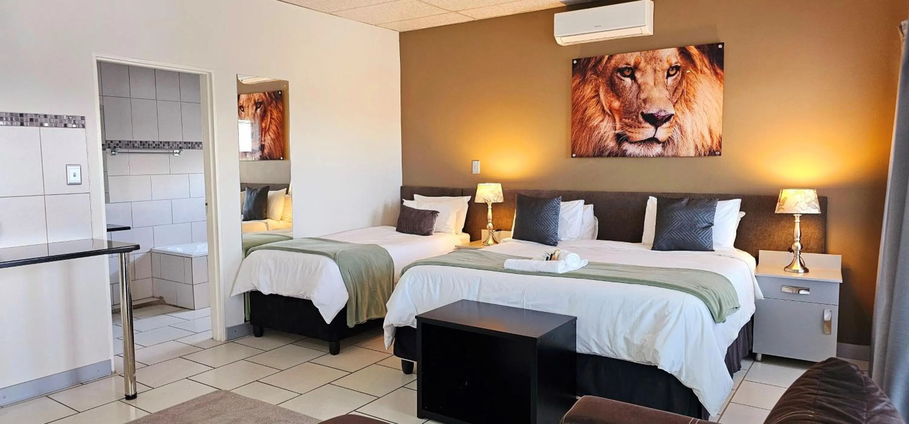 Bathroom, Bed in Lion Lodge