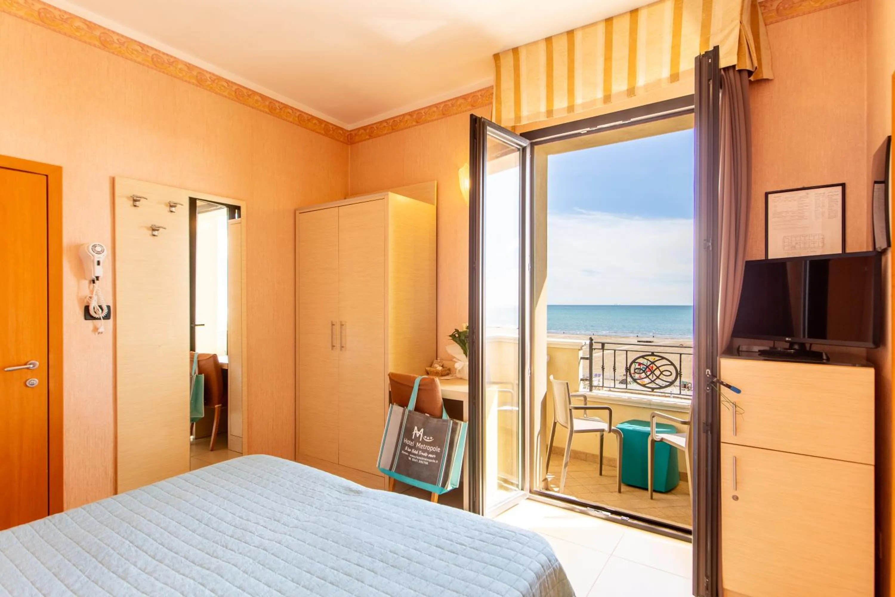 Photo of the whole room, Bed in Hotel Metropole