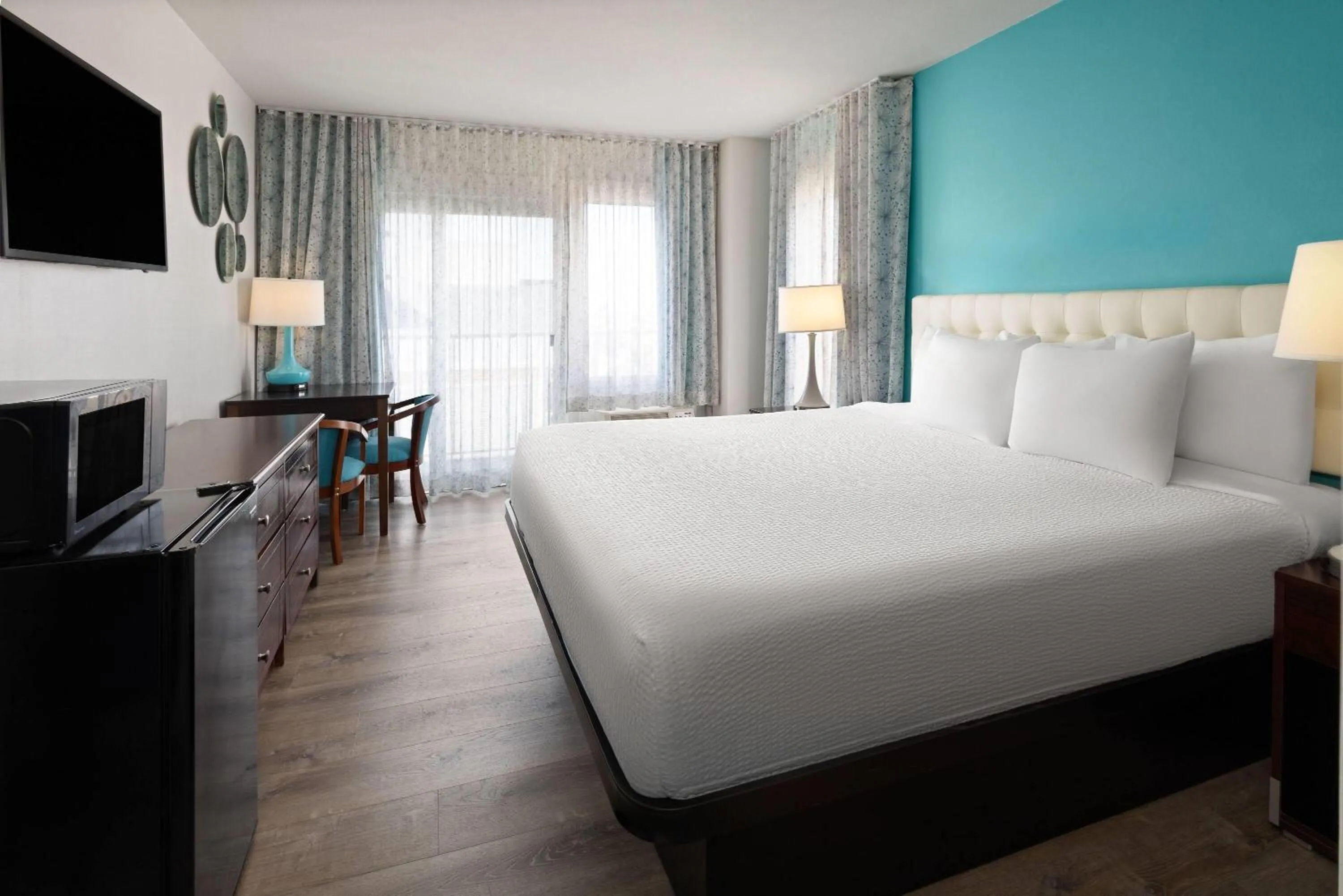 Photo of the whole room, Bed in Howard Johnson Plaza by Wyndham Ocean City Oceanfront