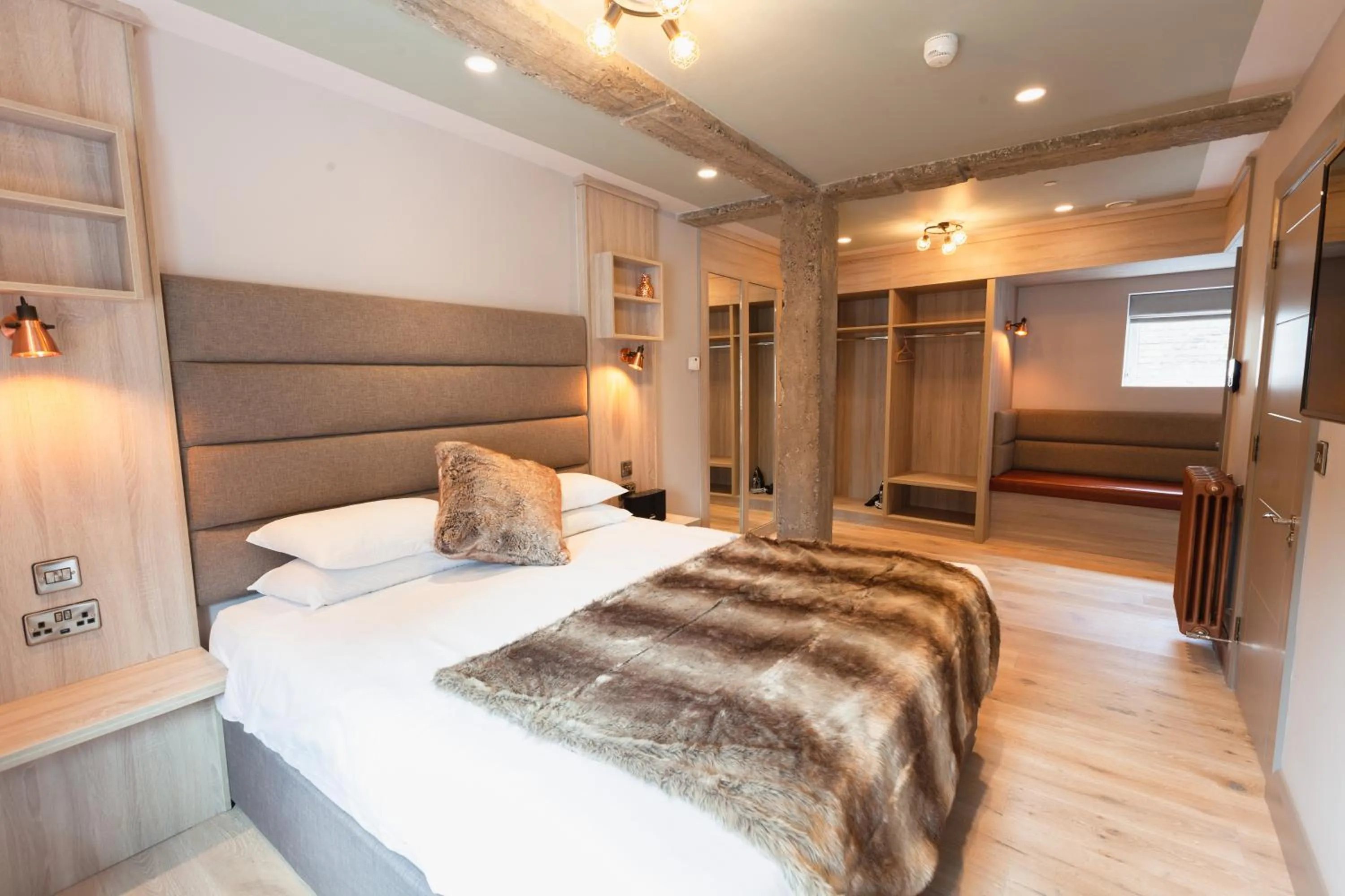 Bedroom, Bed in Clarendon Suites