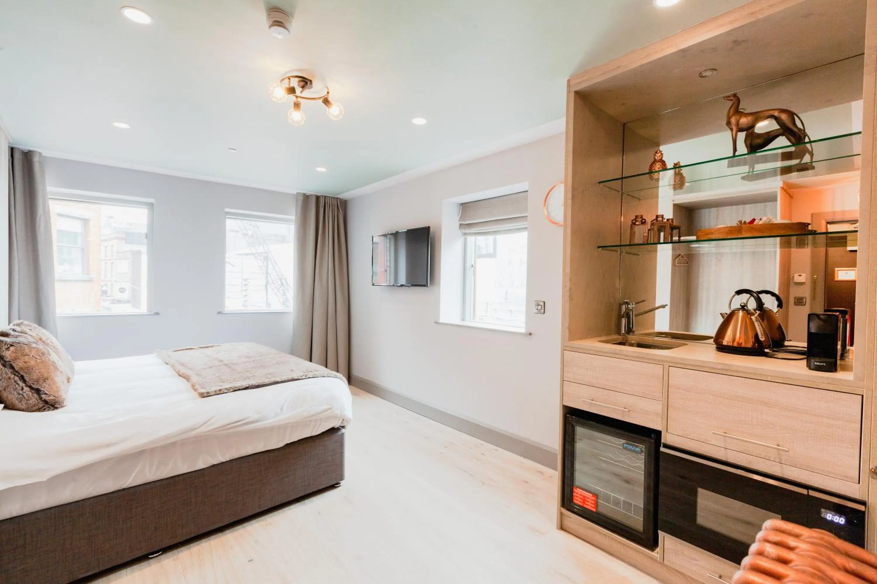 Photo of the whole room, Bed in Clarendon Suites