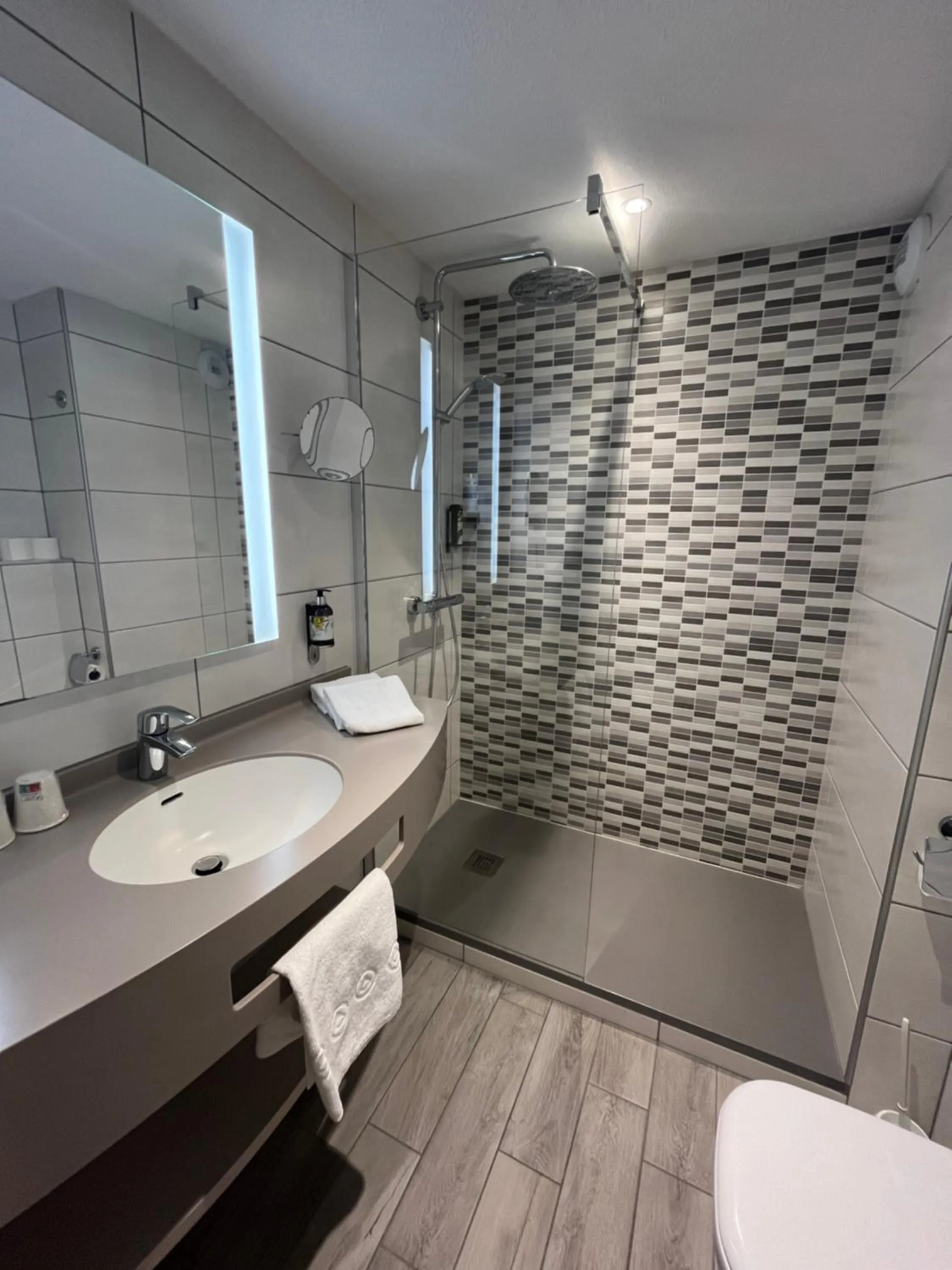 Bathroom in Hôtel Le Ménestrel