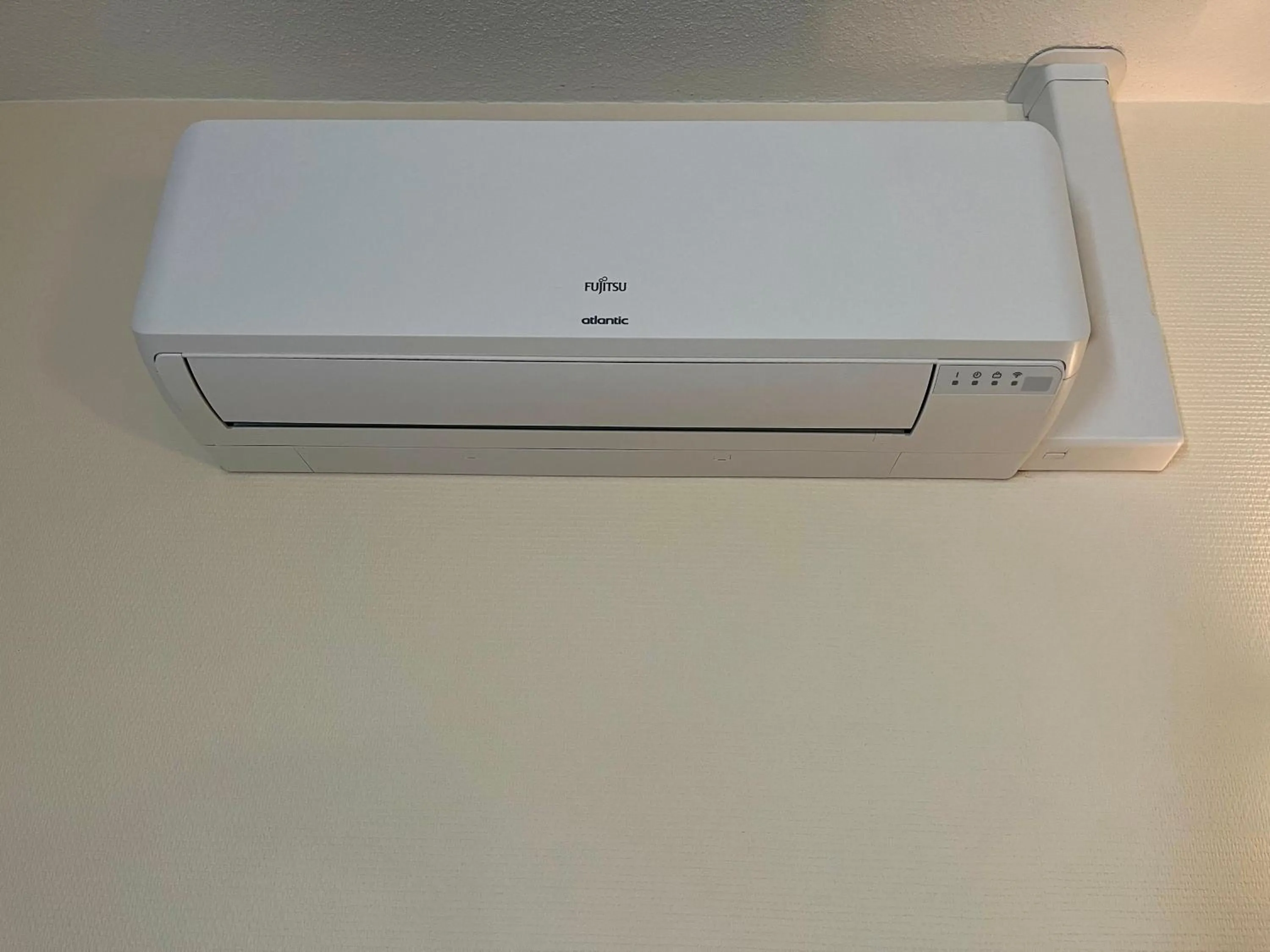 air conditioner in Hôtel Le Ménestrel