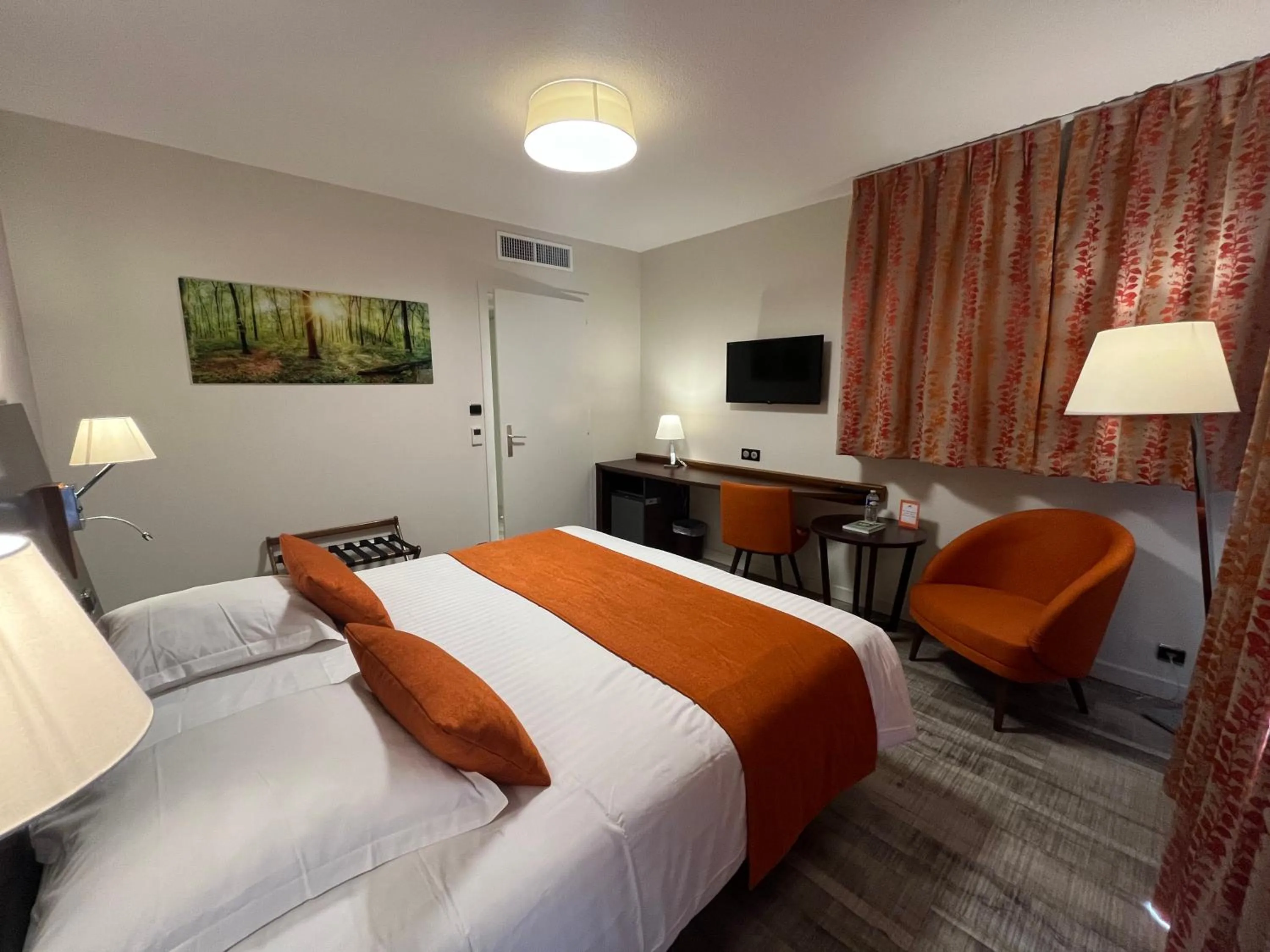 Bedroom, Bed in Hôtel Le Ménestrel