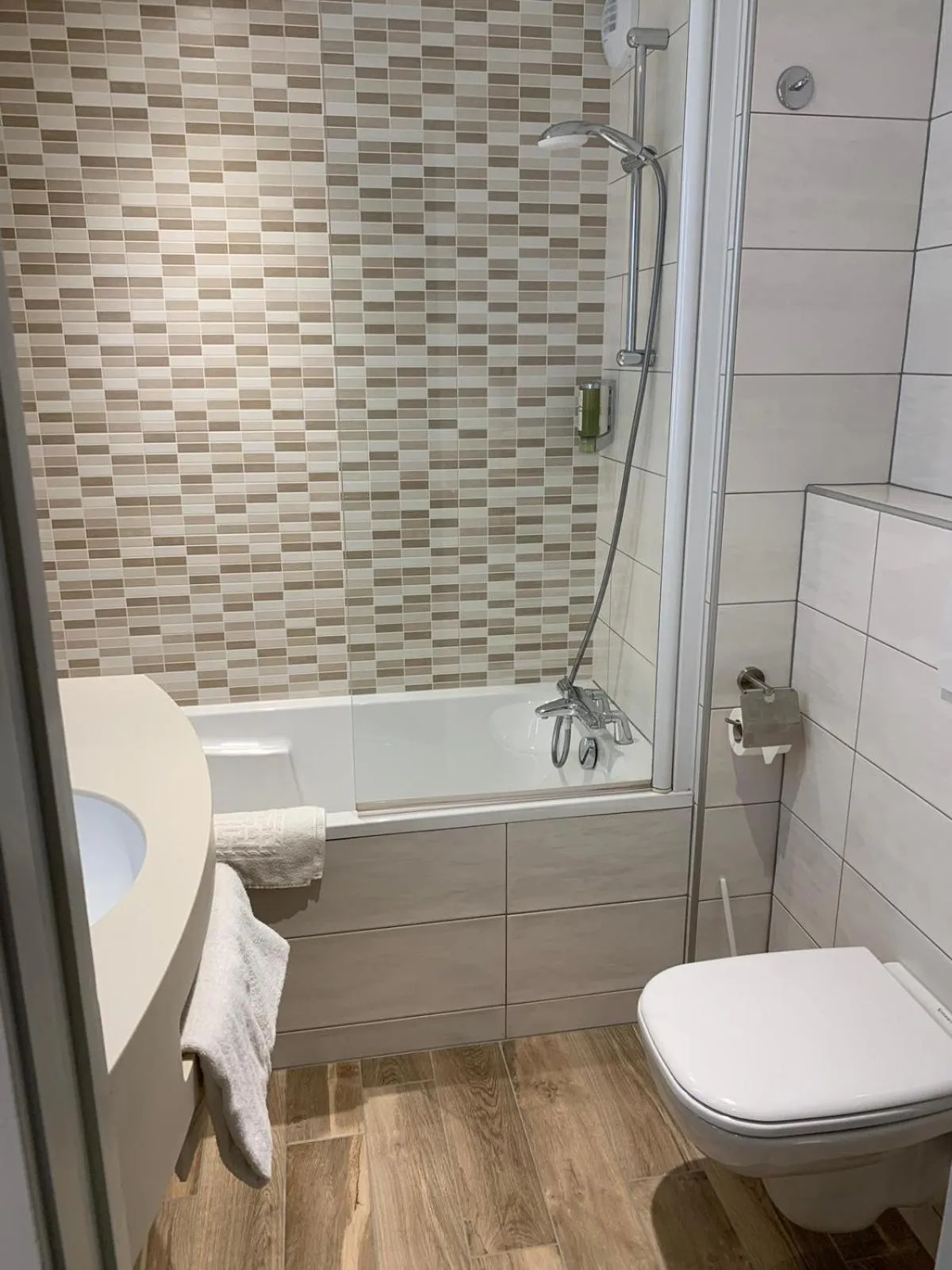 Bathroom in Hôtel Le Ménestrel