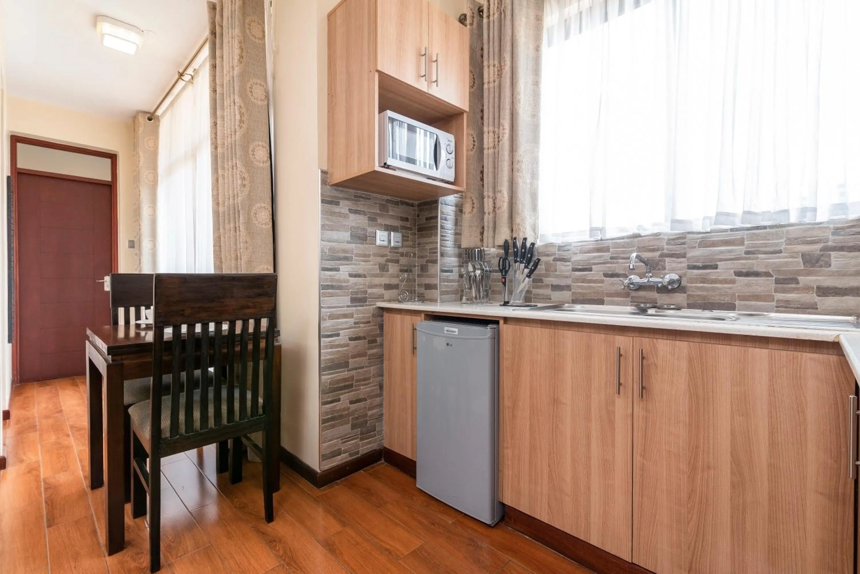 Kitchen or kitchenette in Highlands Suites Hotel Apartments
