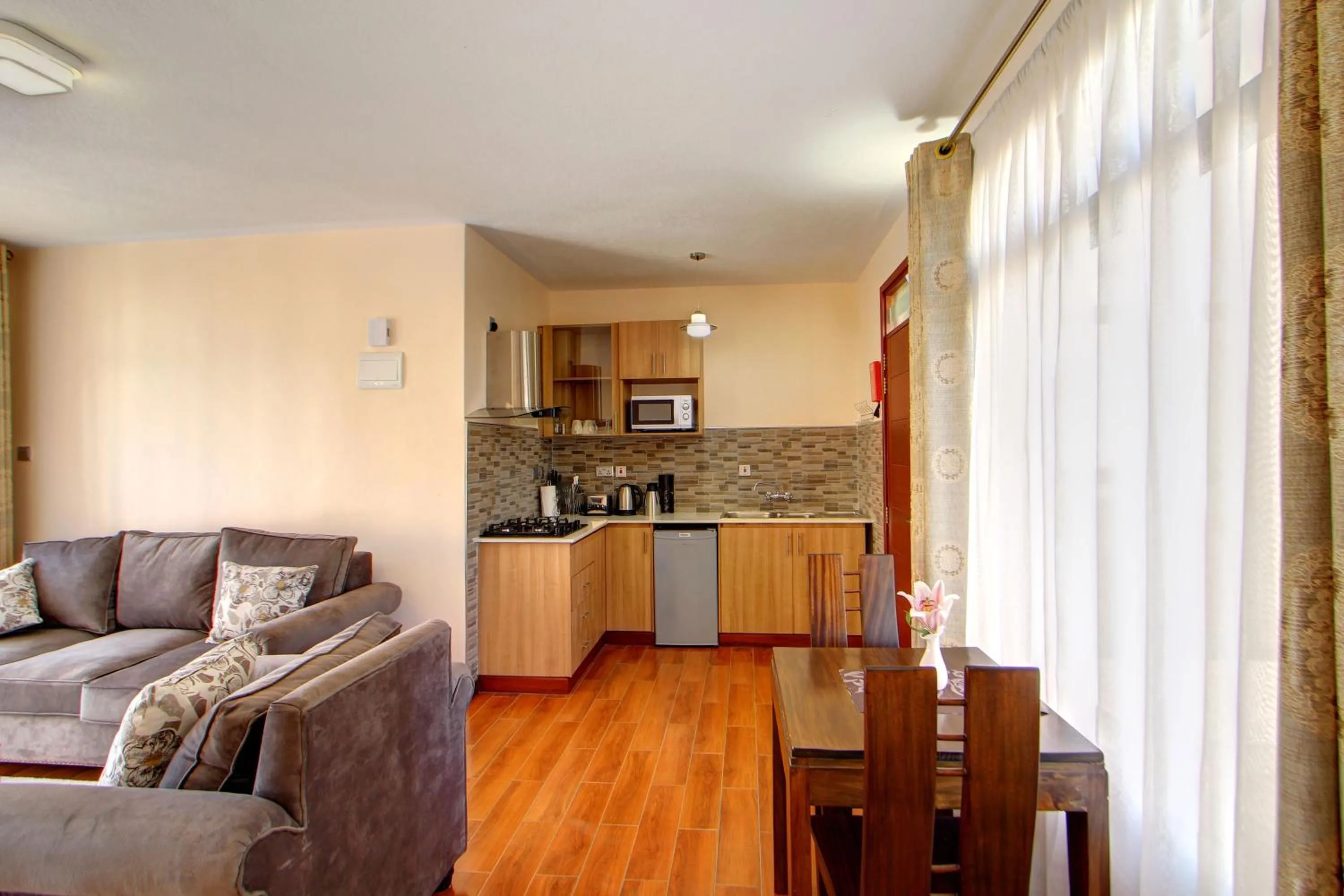 Kitchen or kitchenette in Highlands Suites Hotel Apartments