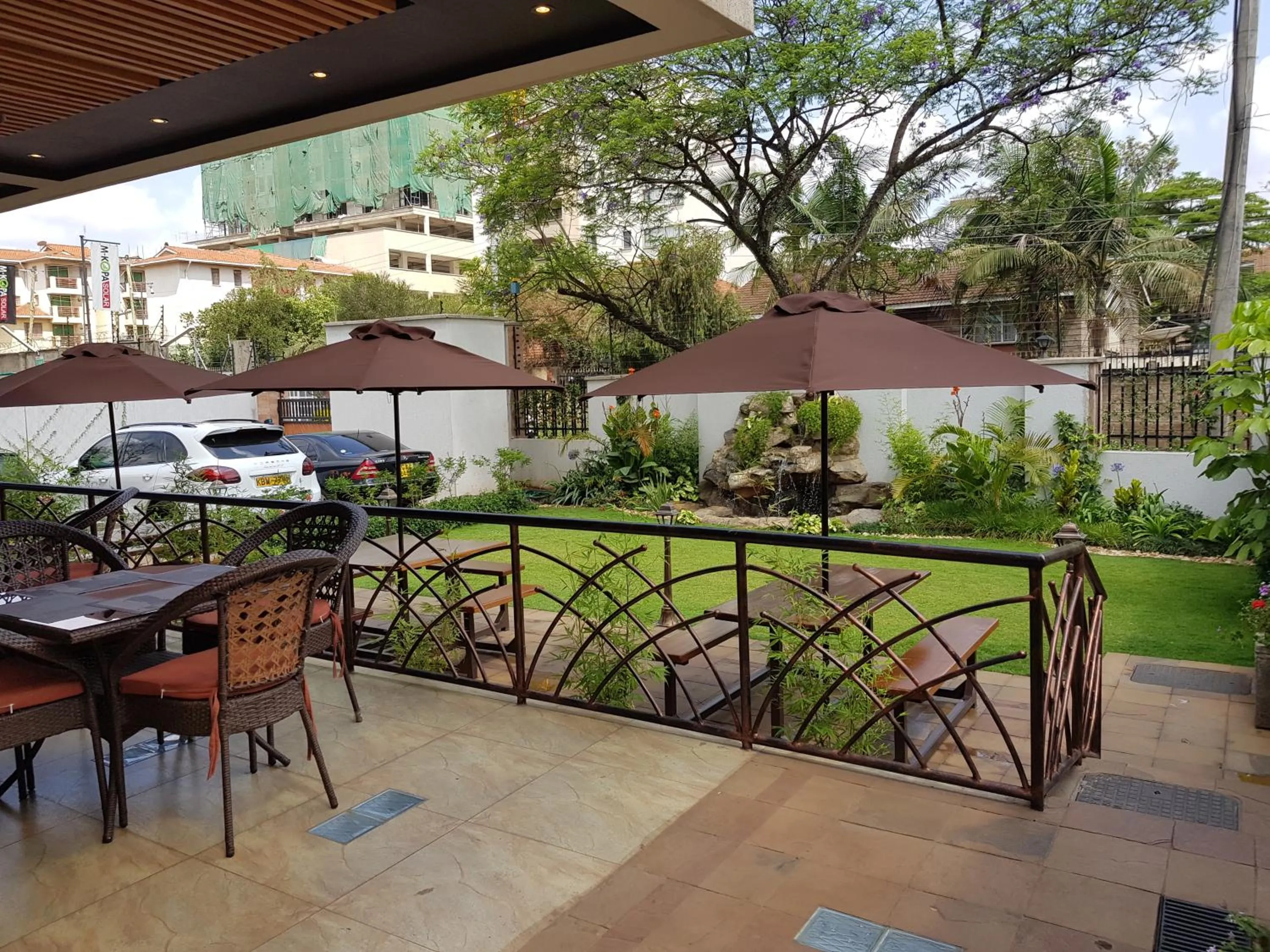 Restaurant/places to eat in Highlands Suites Hotel Apartments