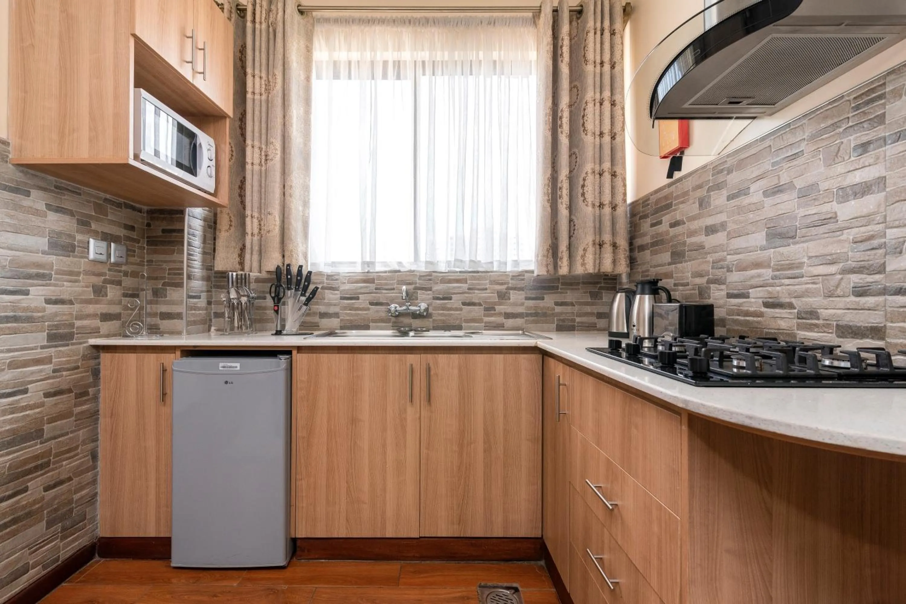 Kitchen or kitchenette in Highlands Suites Hotel Apartments