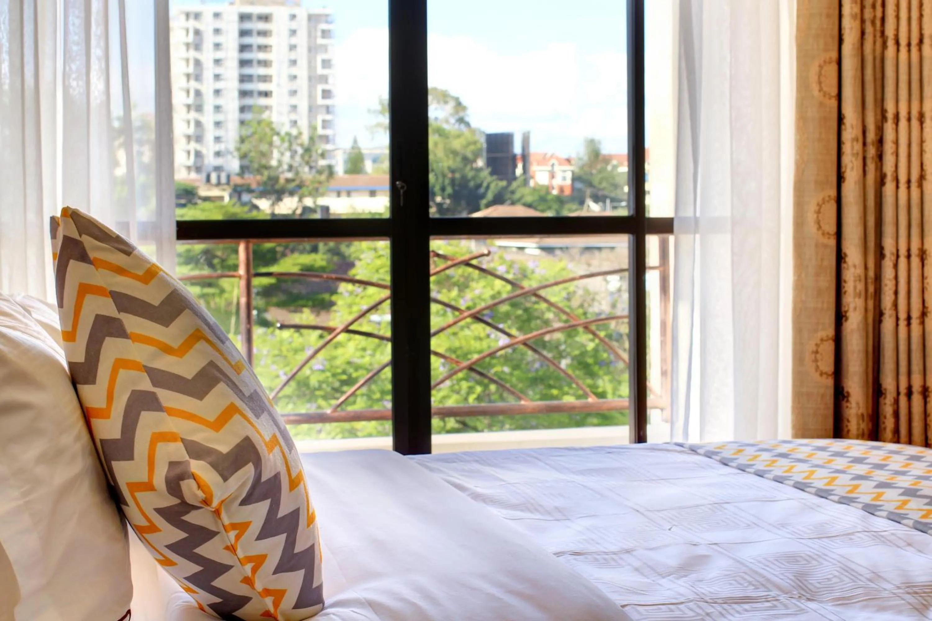 City view, Bed in Highlands Suites Hotel Apartments