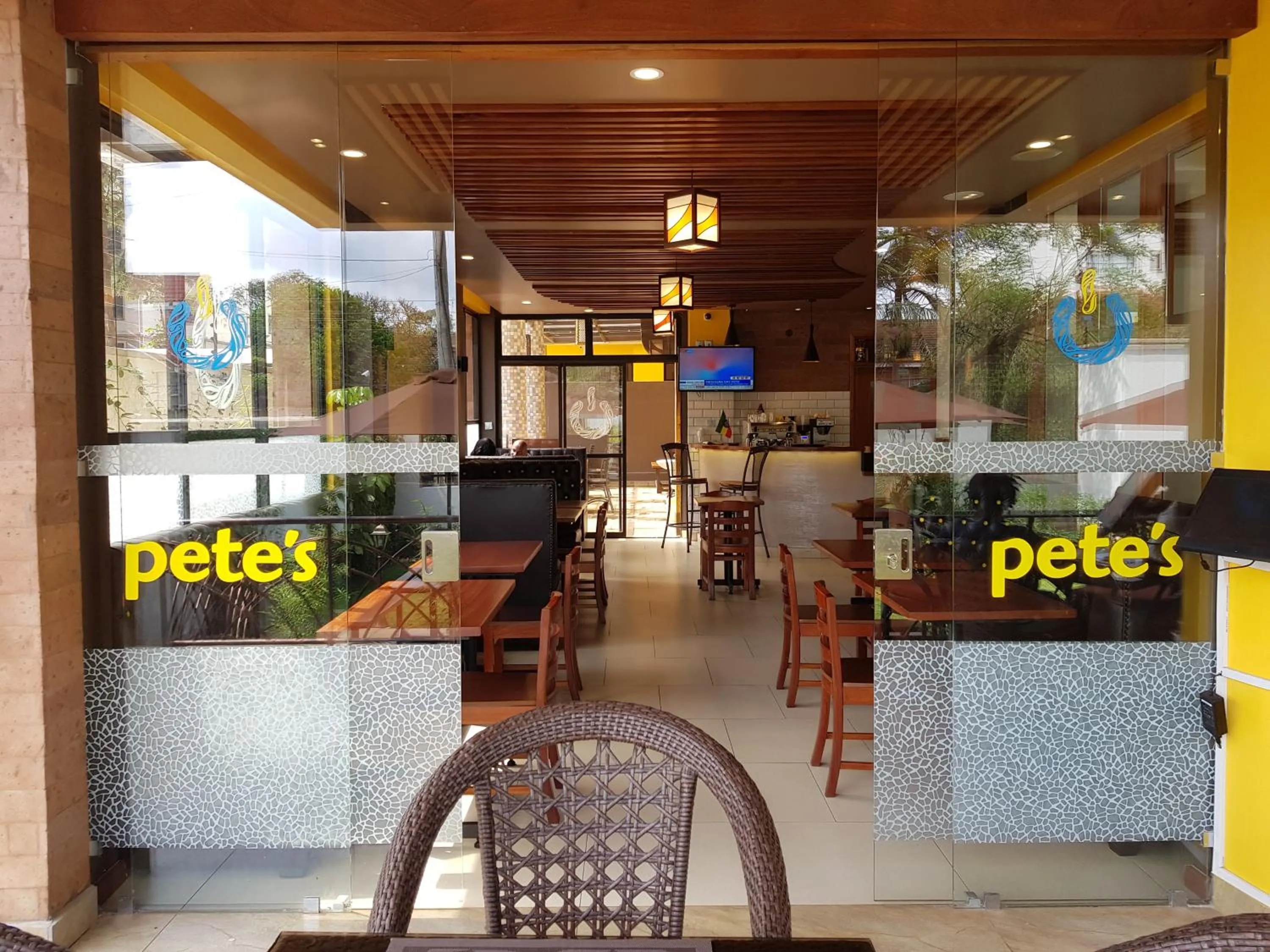 Restaurant/places to eat in Highlands Suites Hotel Apartments