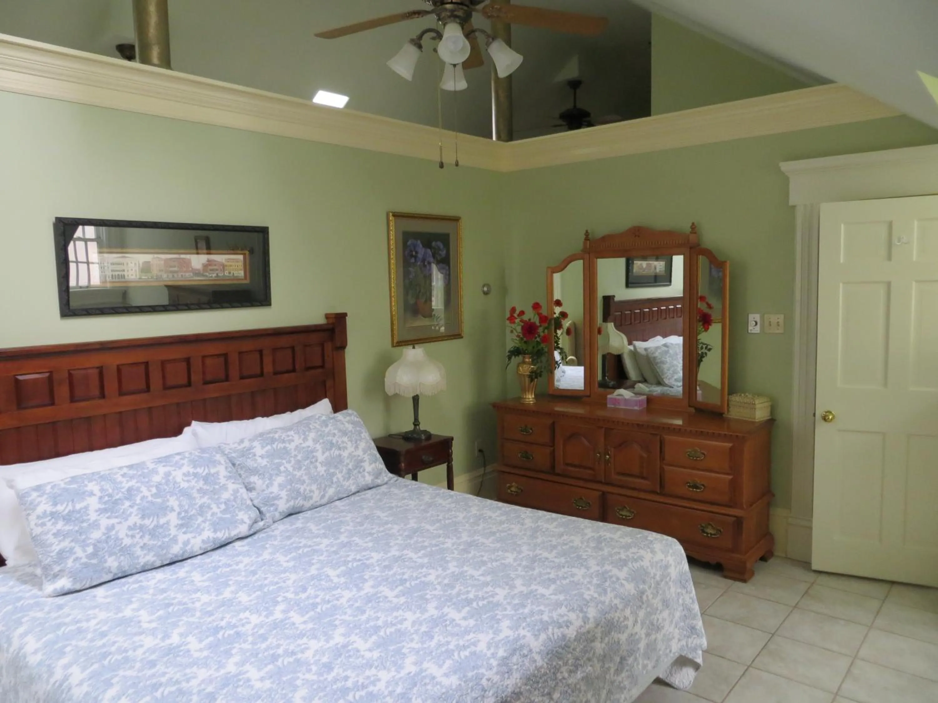 Bedroom, Bed in Chipman Hill Suites - Union Street